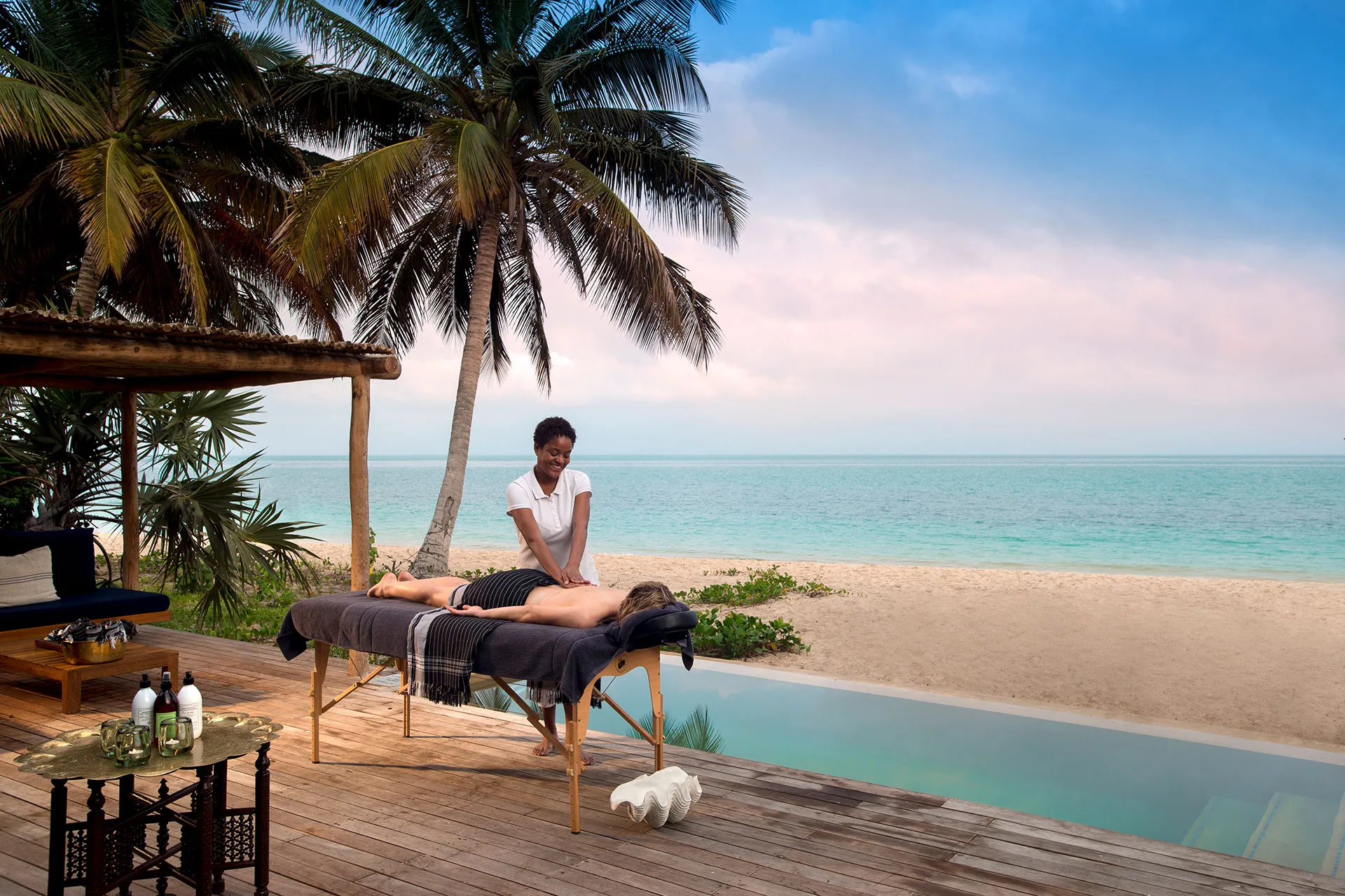 Frau bekommt Massage am Strand
