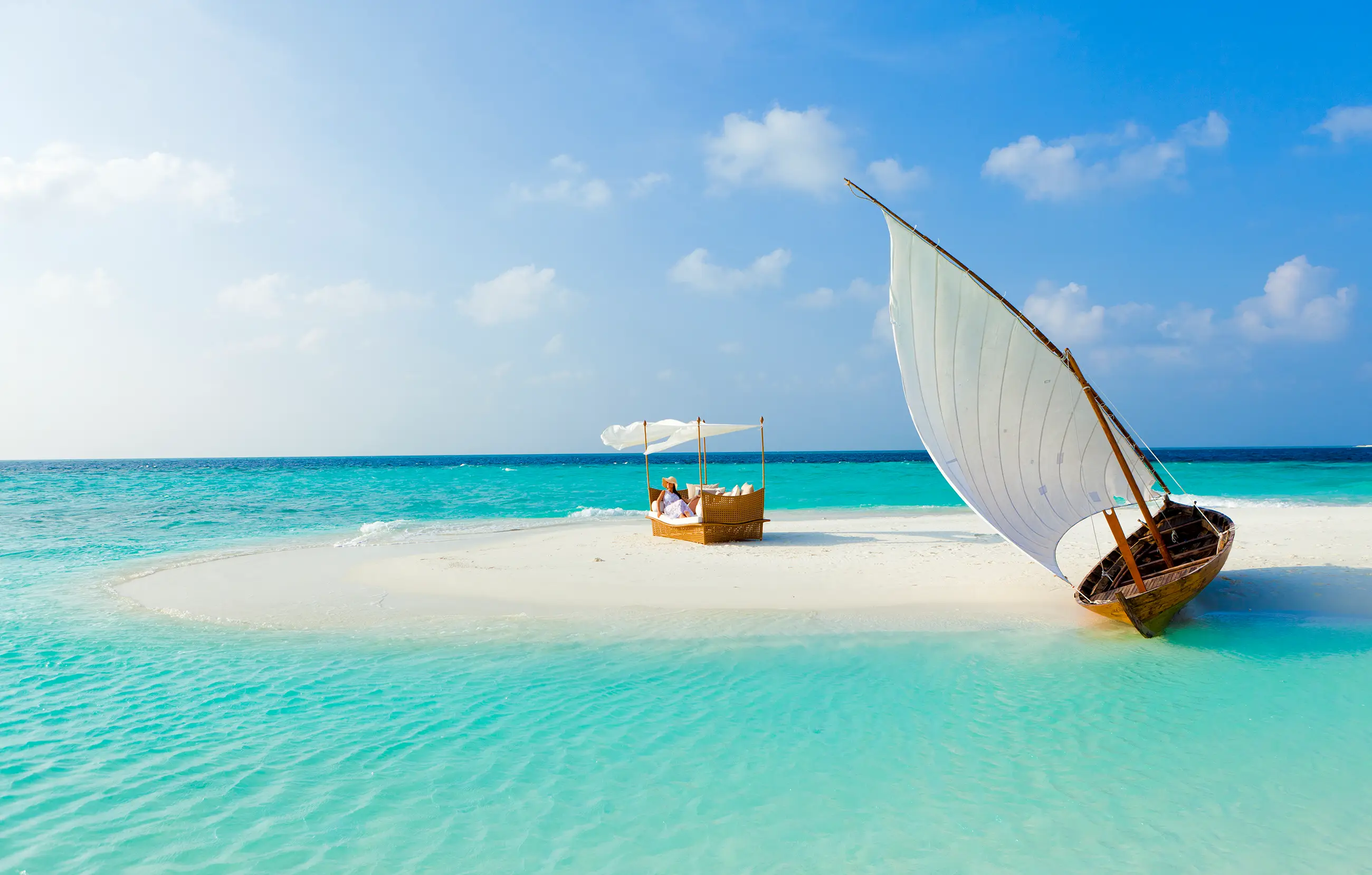 Frau liegt in einer Beachcabana auf einer einsamen Sandinsel auf den Malediven