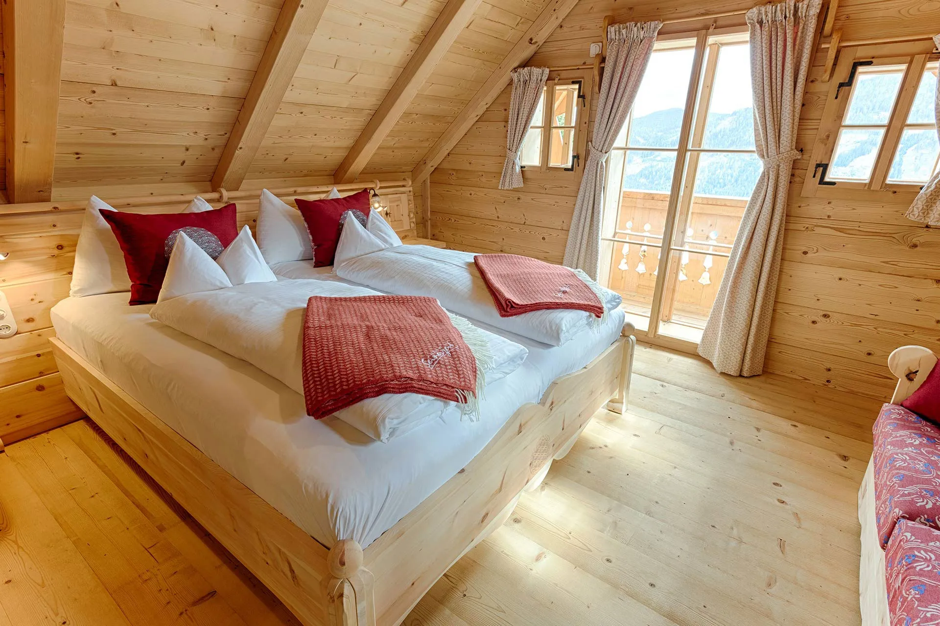 Doppelbett in Zimmer aus Holz
