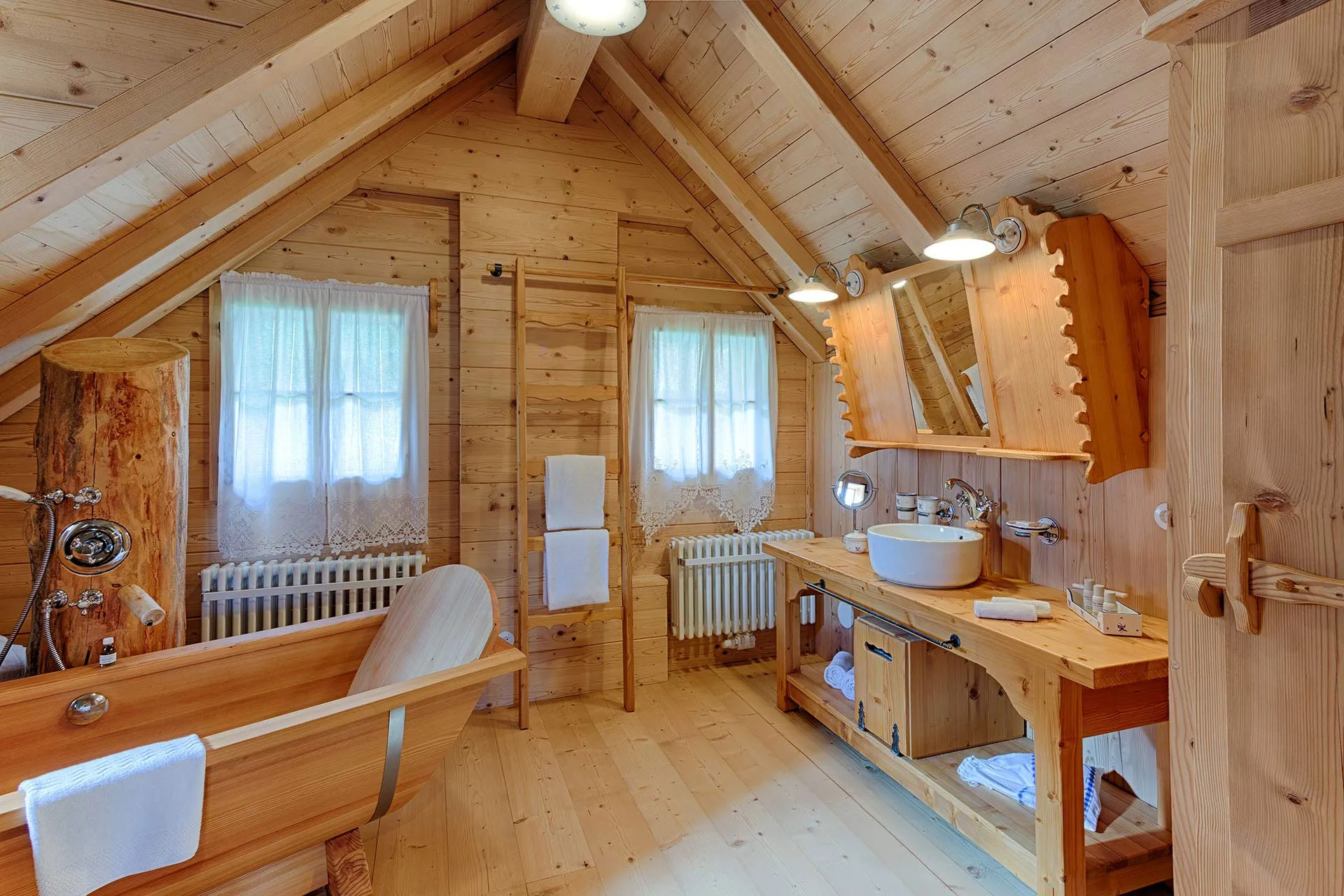 Badezimmer aus Holz im Dachgiebel