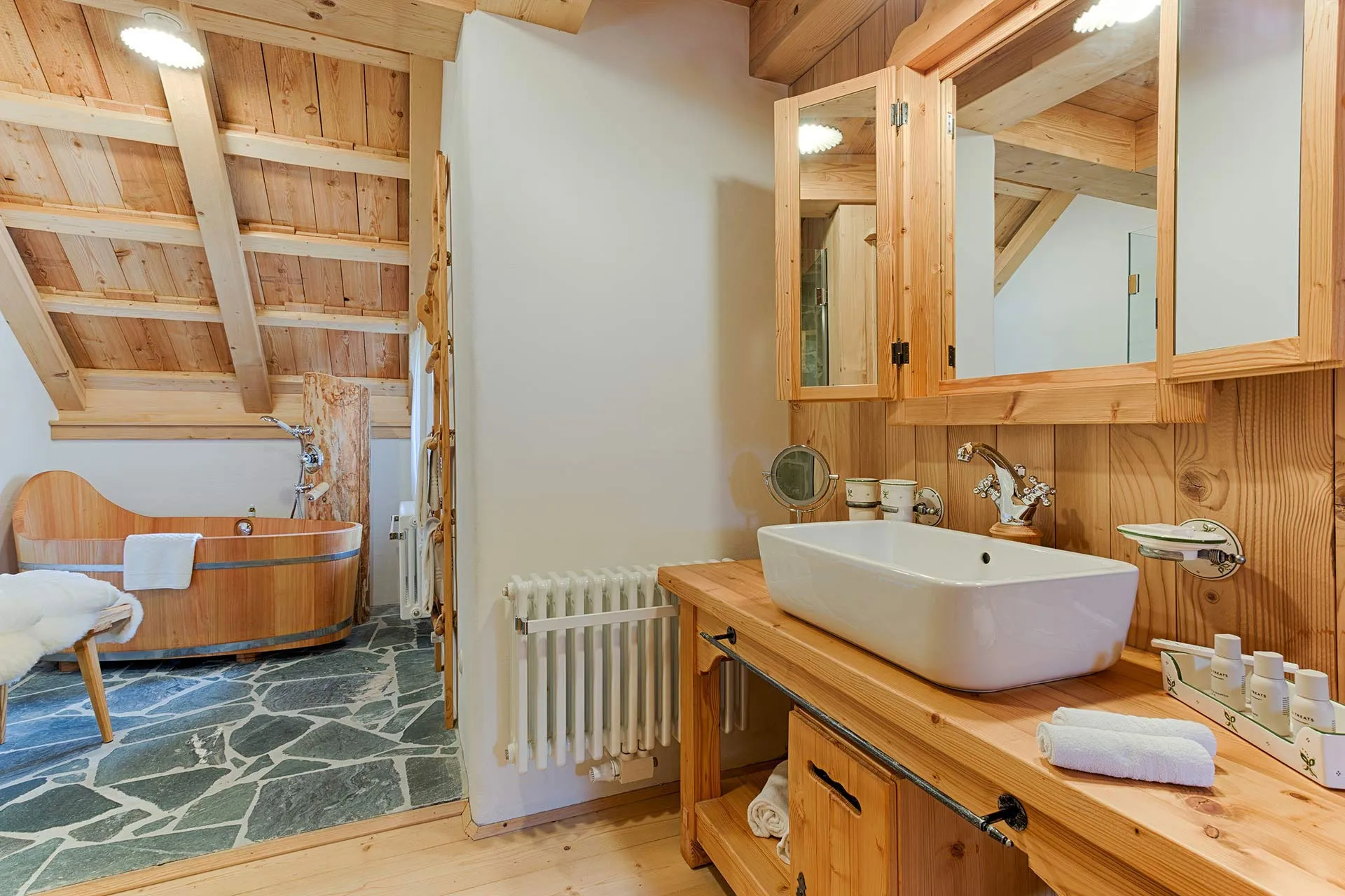 Badezimmer mit Holzbadewanne