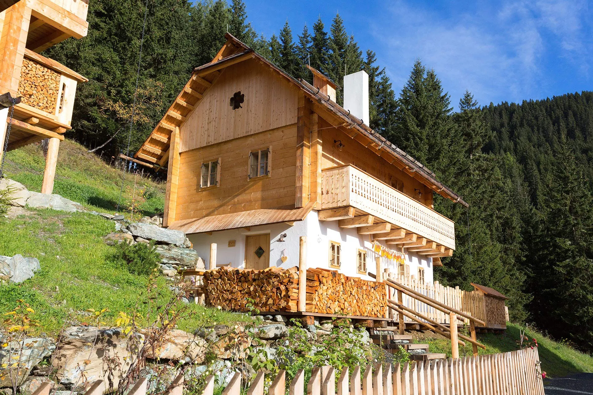 Bäuerliches Holzhaus mit Holzstapeln