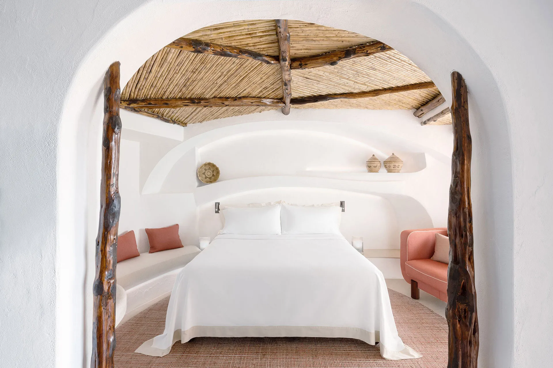 Doppelbett in Raum mit Deckengewölbe