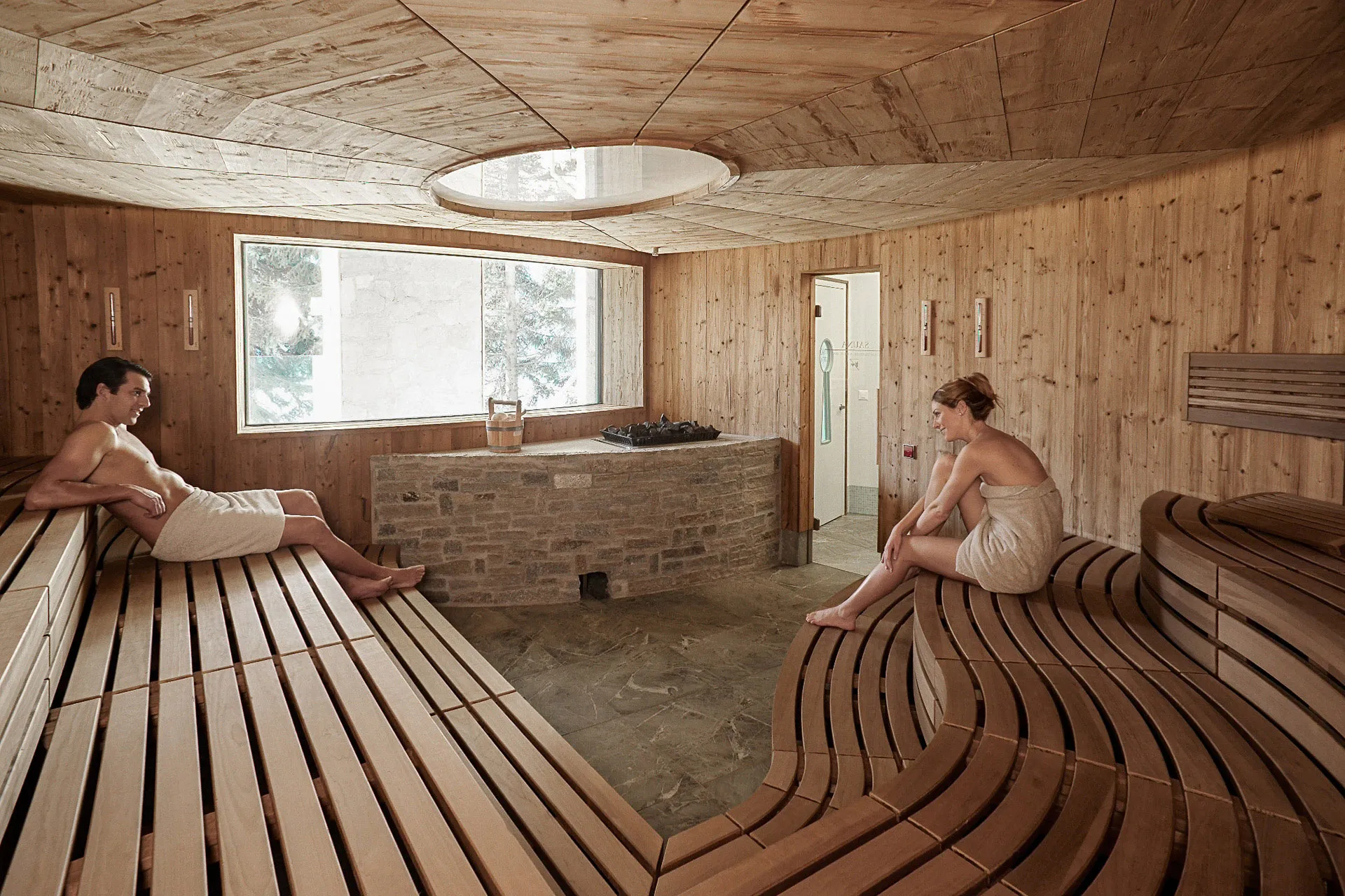 Paar in einer Sauna aus Holz