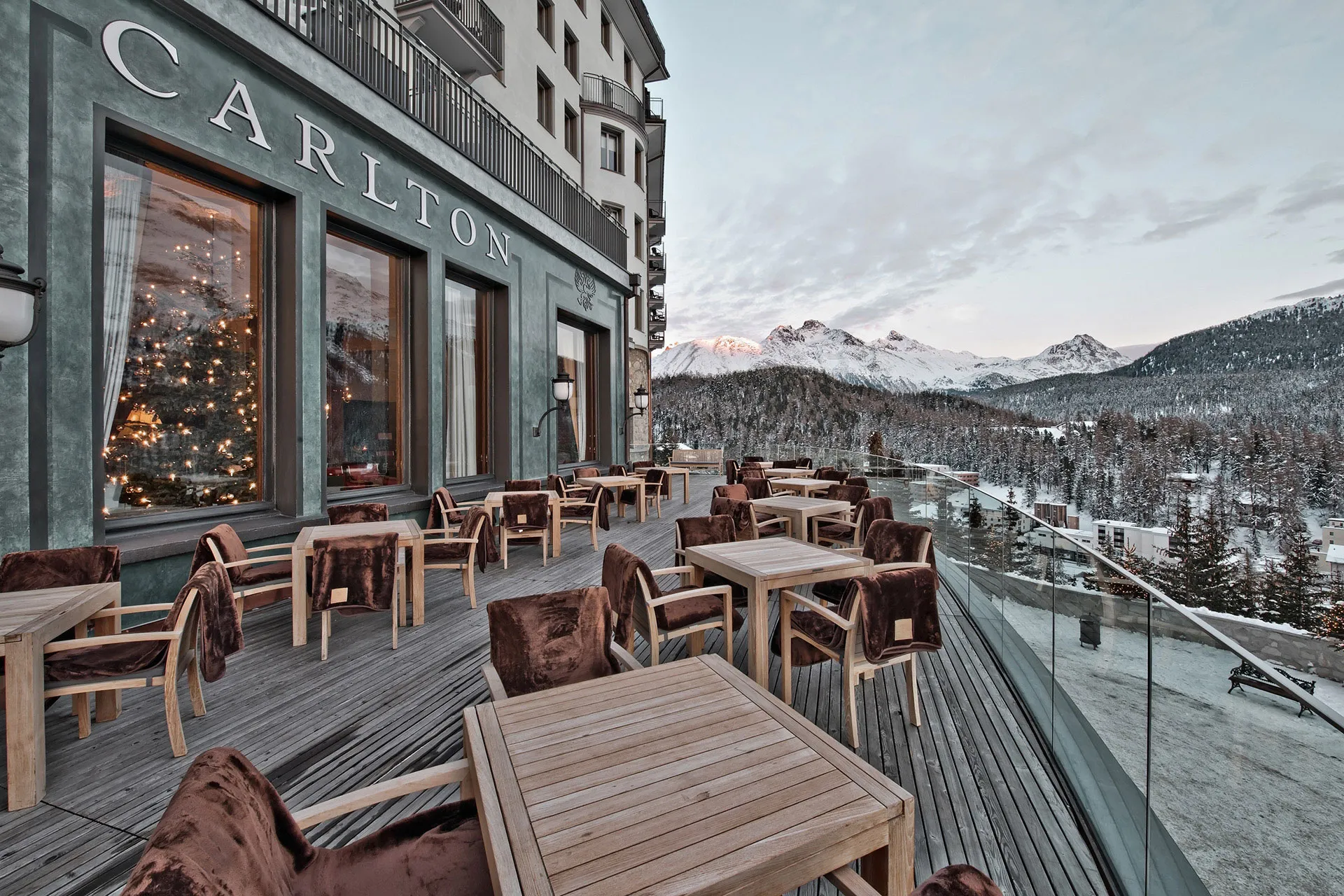 Terrasse eines Hotels mit Bergblick