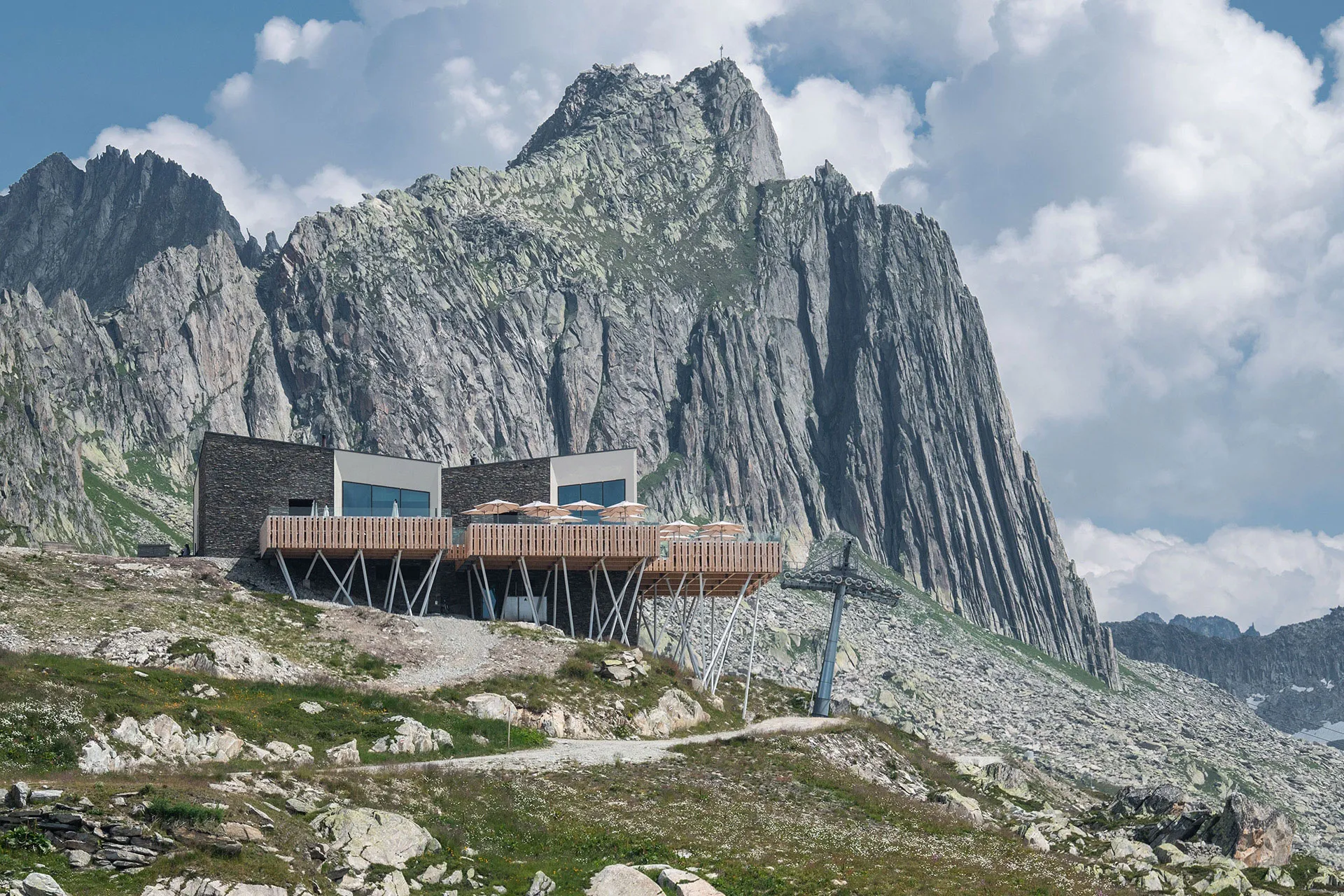 Futuristisches Gebäude am Berg