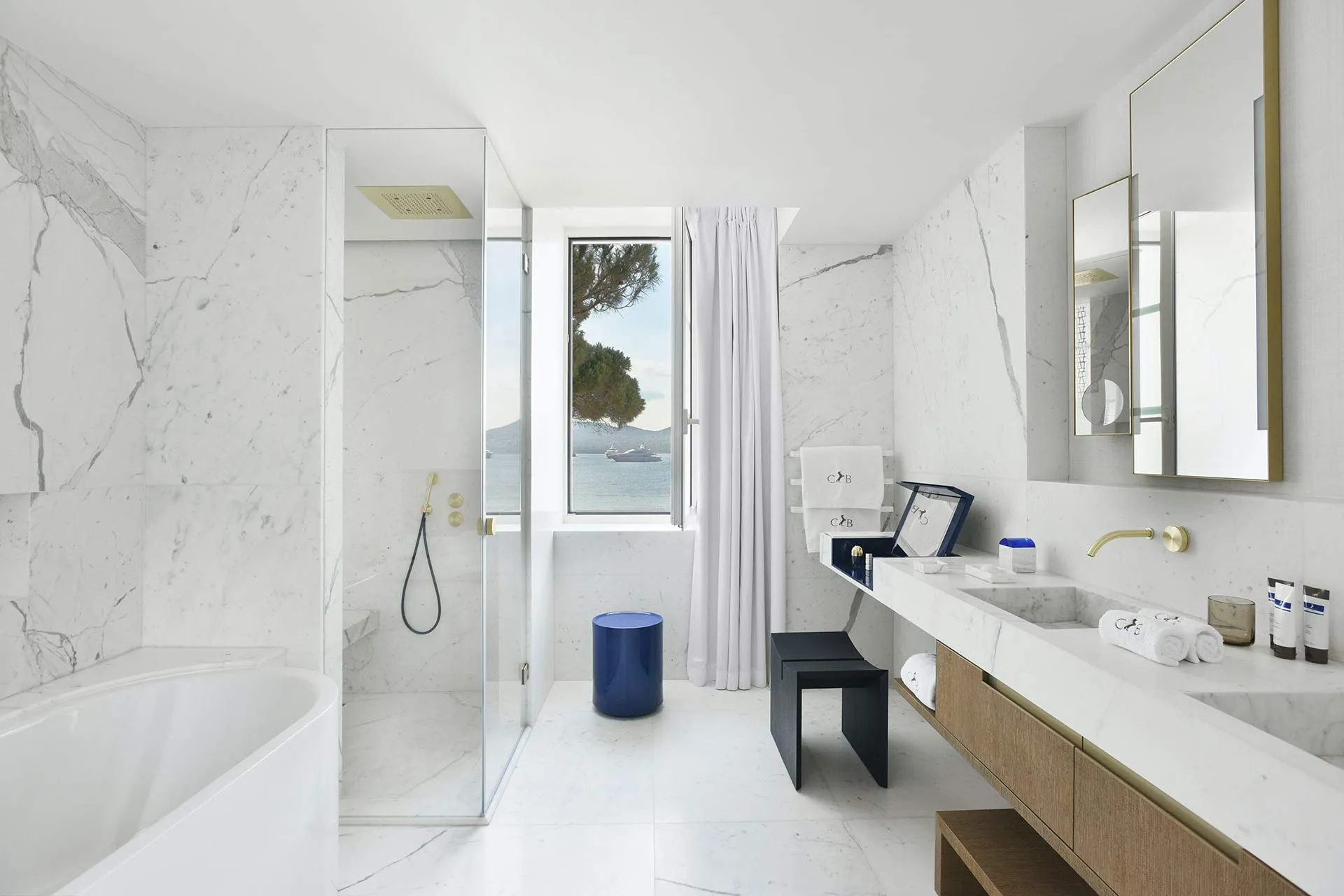 Weißes Badezimmer mit Badewanne und Marmorwaschbecken