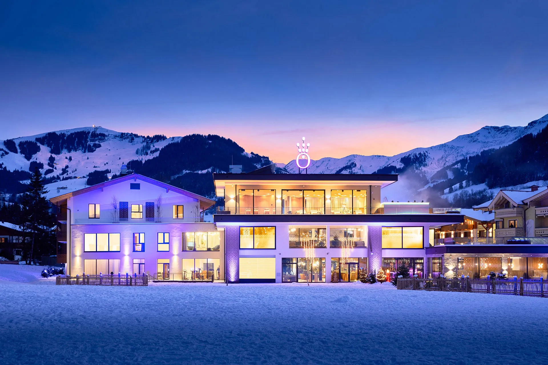 Beleuchtetes Hotel in Winterlandschaft