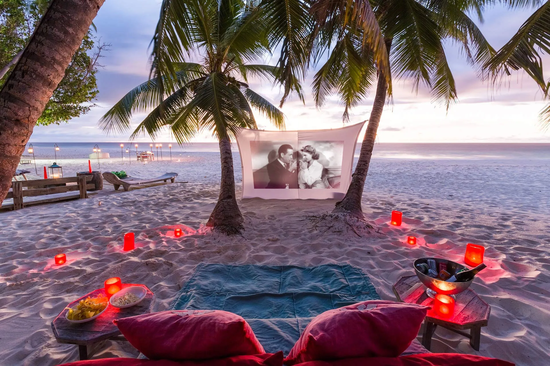Outdoor Kino unter Palmen am Strand