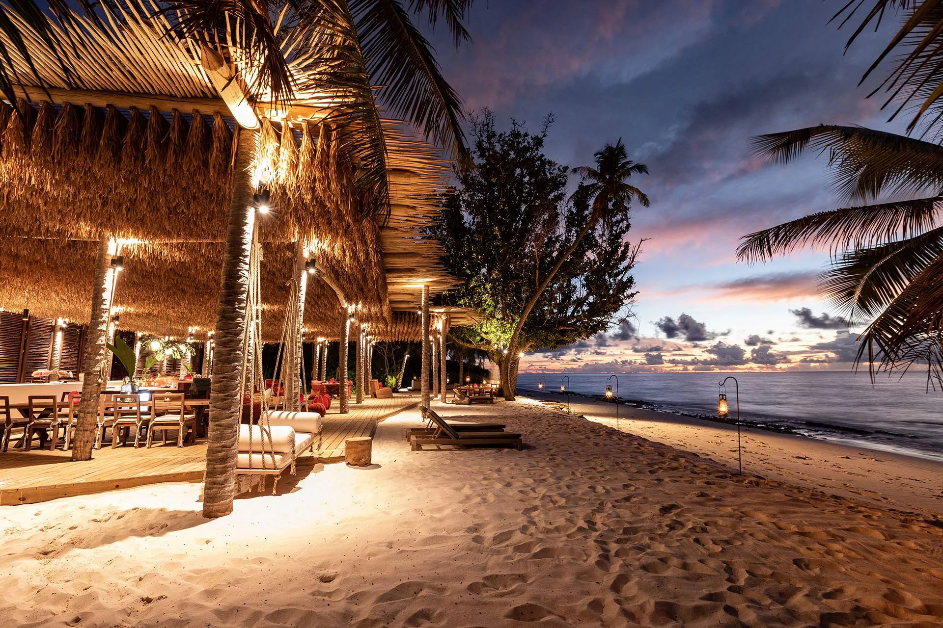 Erleuchtetes Strandrestaurant bei Nacht