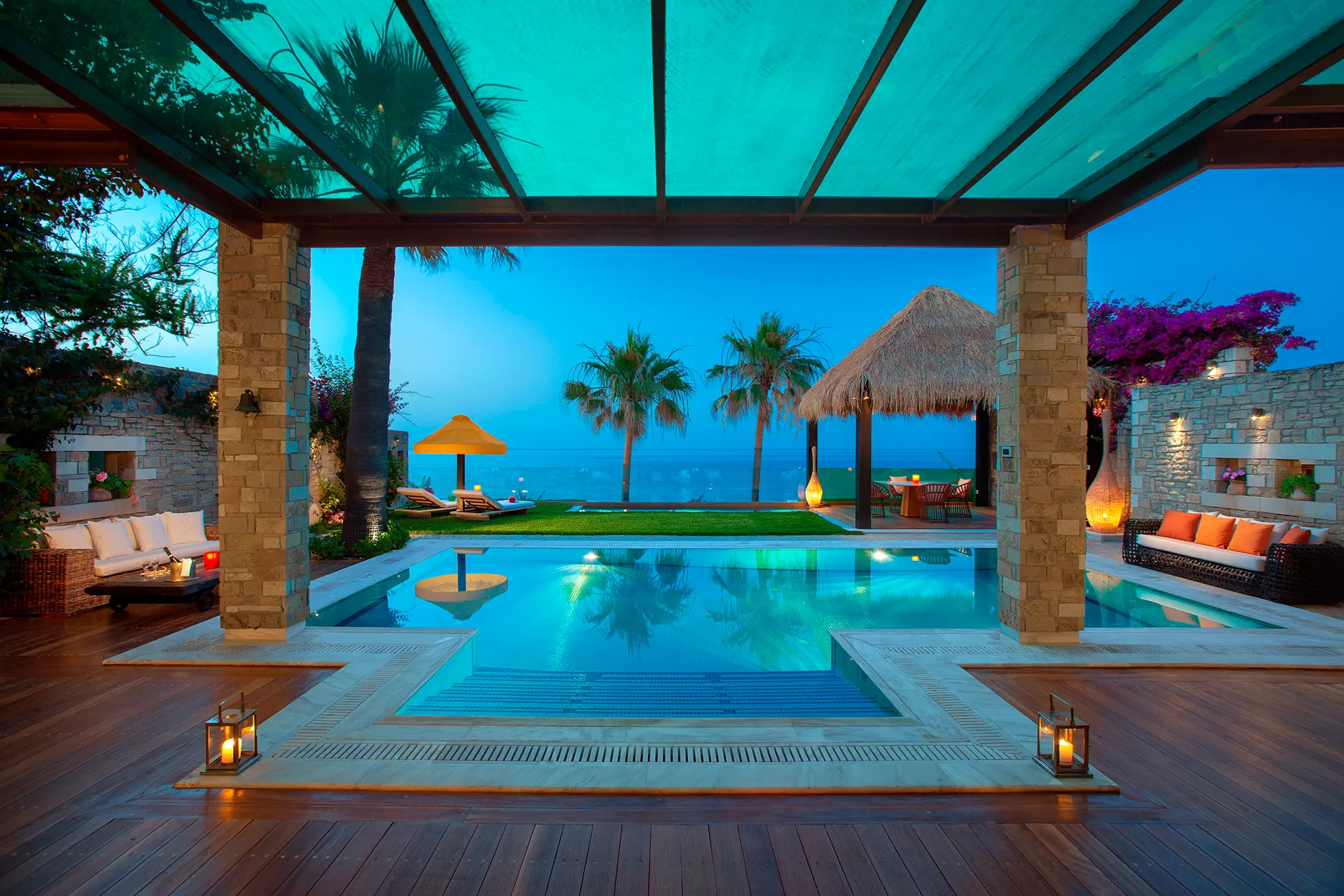 Poolbereich einer Luxusvilla im Abendlicht