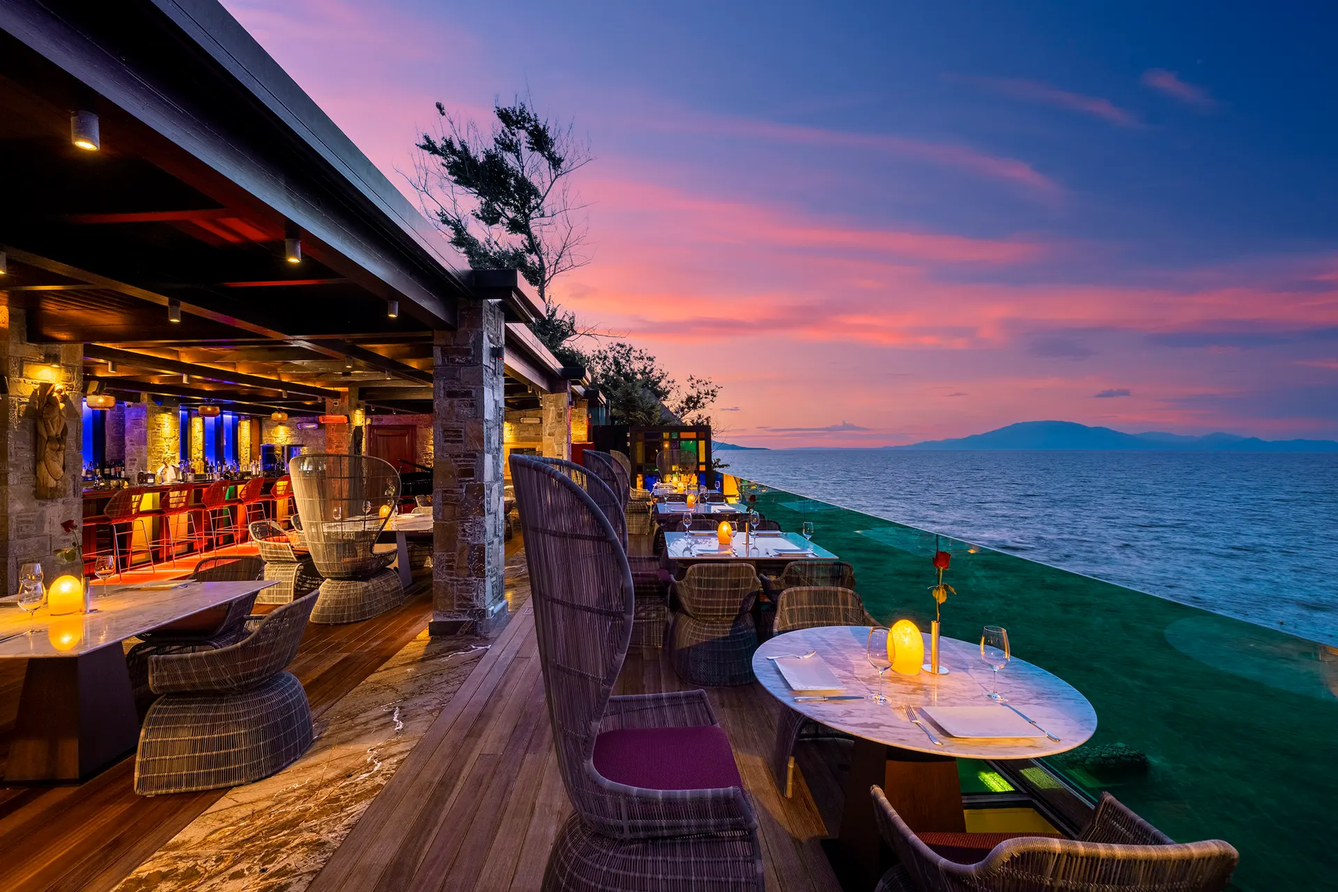 Terrasse eines Restaurants mit Meerblick