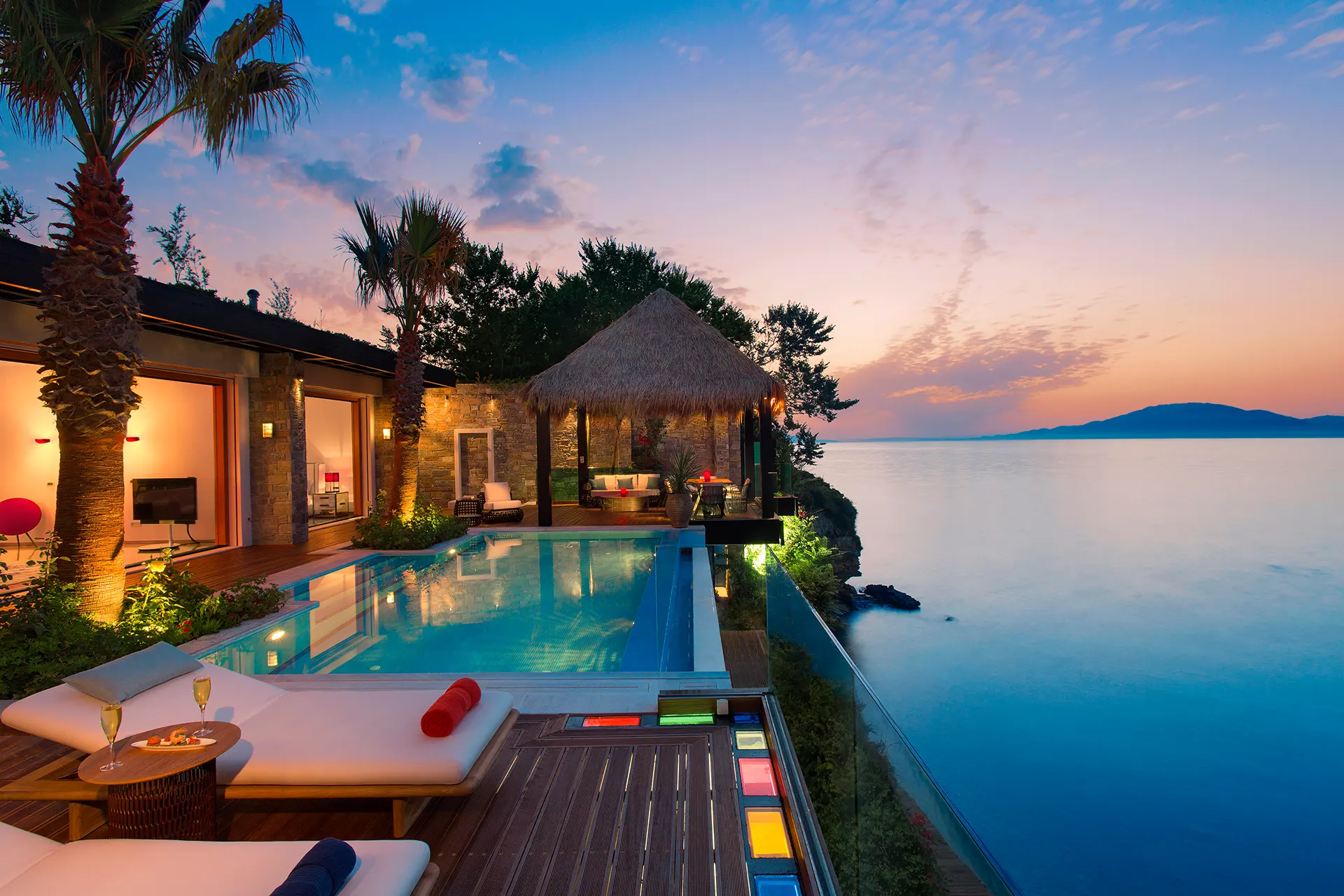 Beleuchtete Pool Terrasse einer Luxusvilla