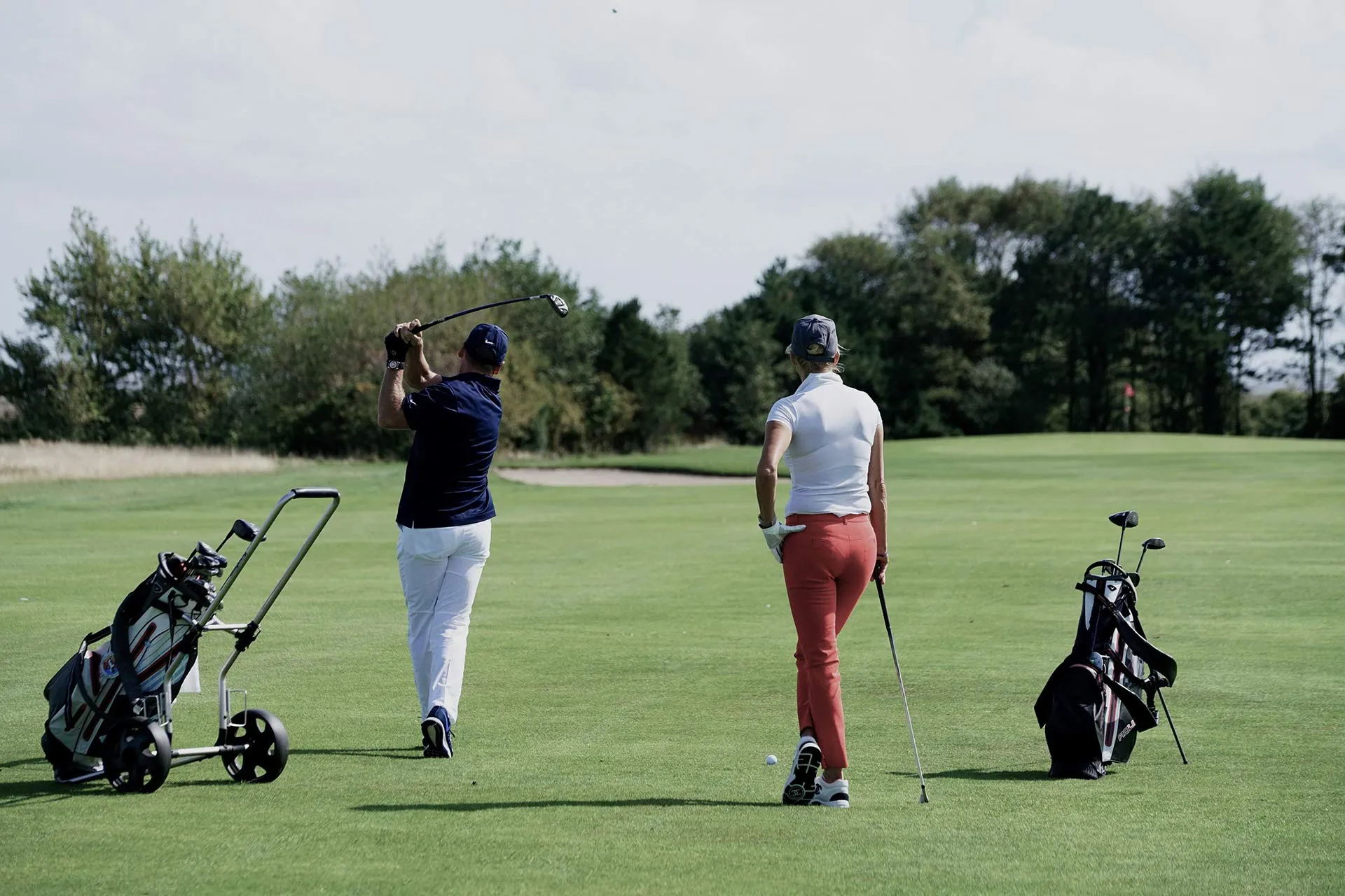 Paar spielt Golf auf einem Golfplatz