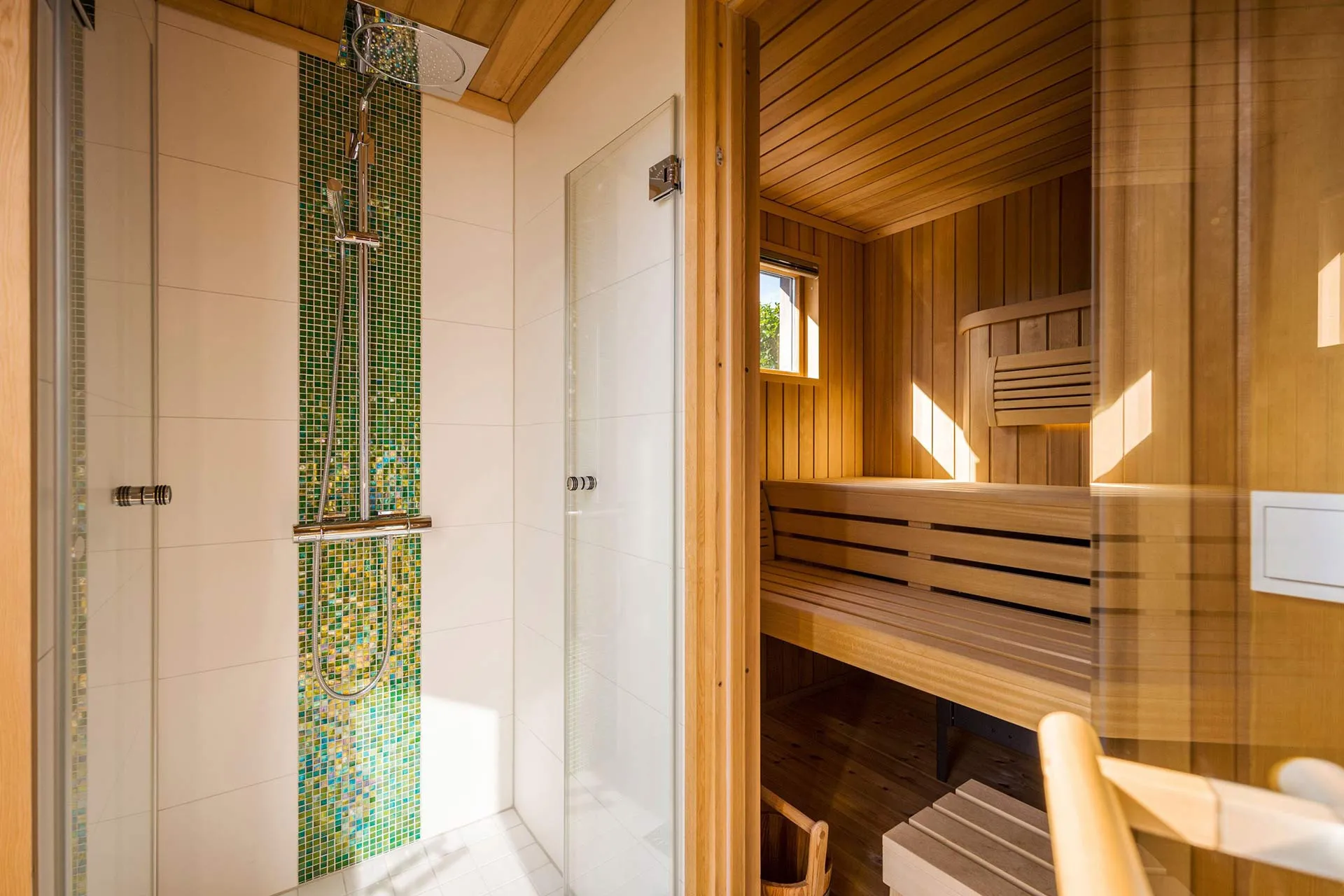 Blick in Sauna mit angrenzender Dusche