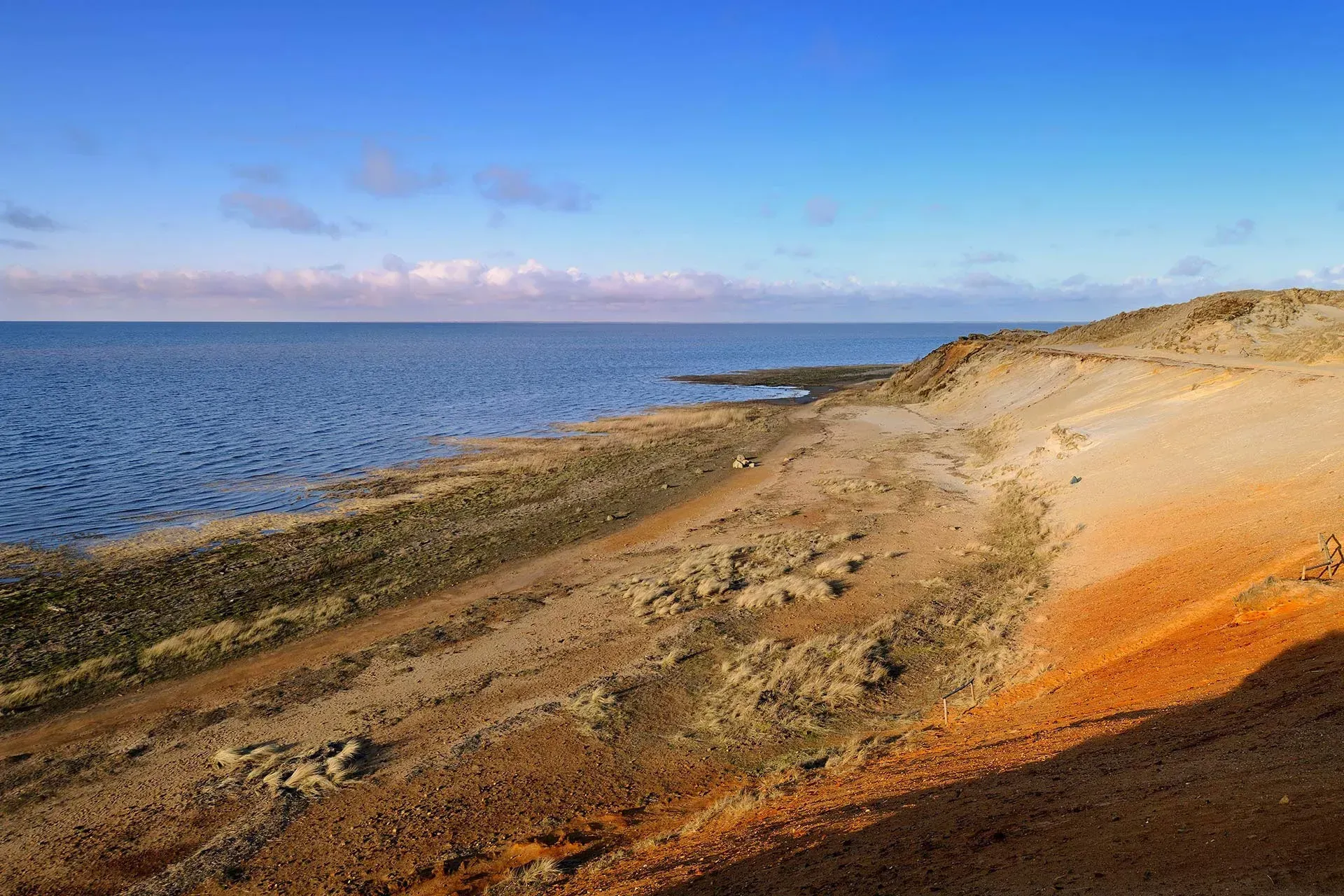 Rötliches Sandkliff einer Nordseeinsel