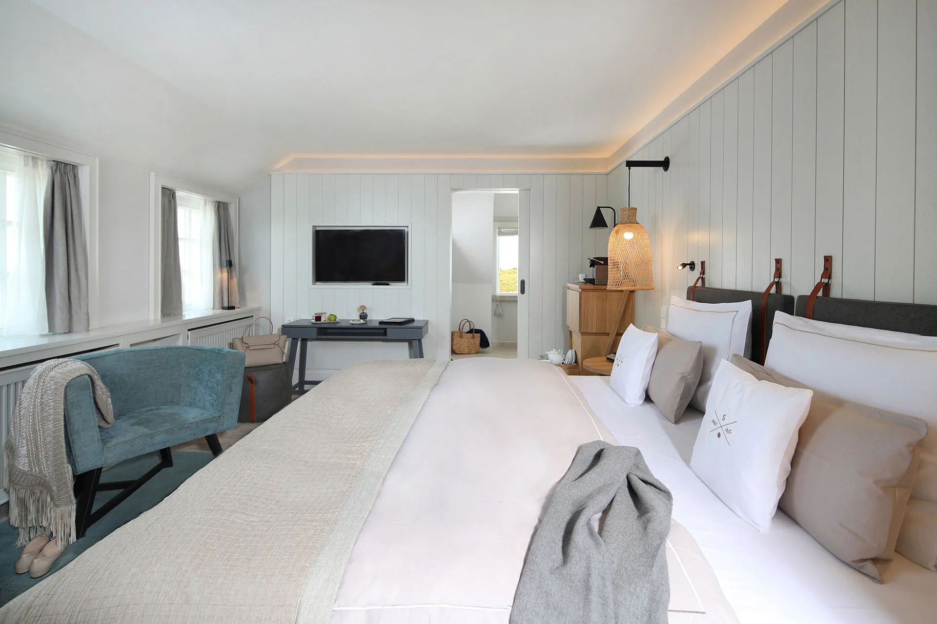 Schlafzimmer mit weißen Holzwänden