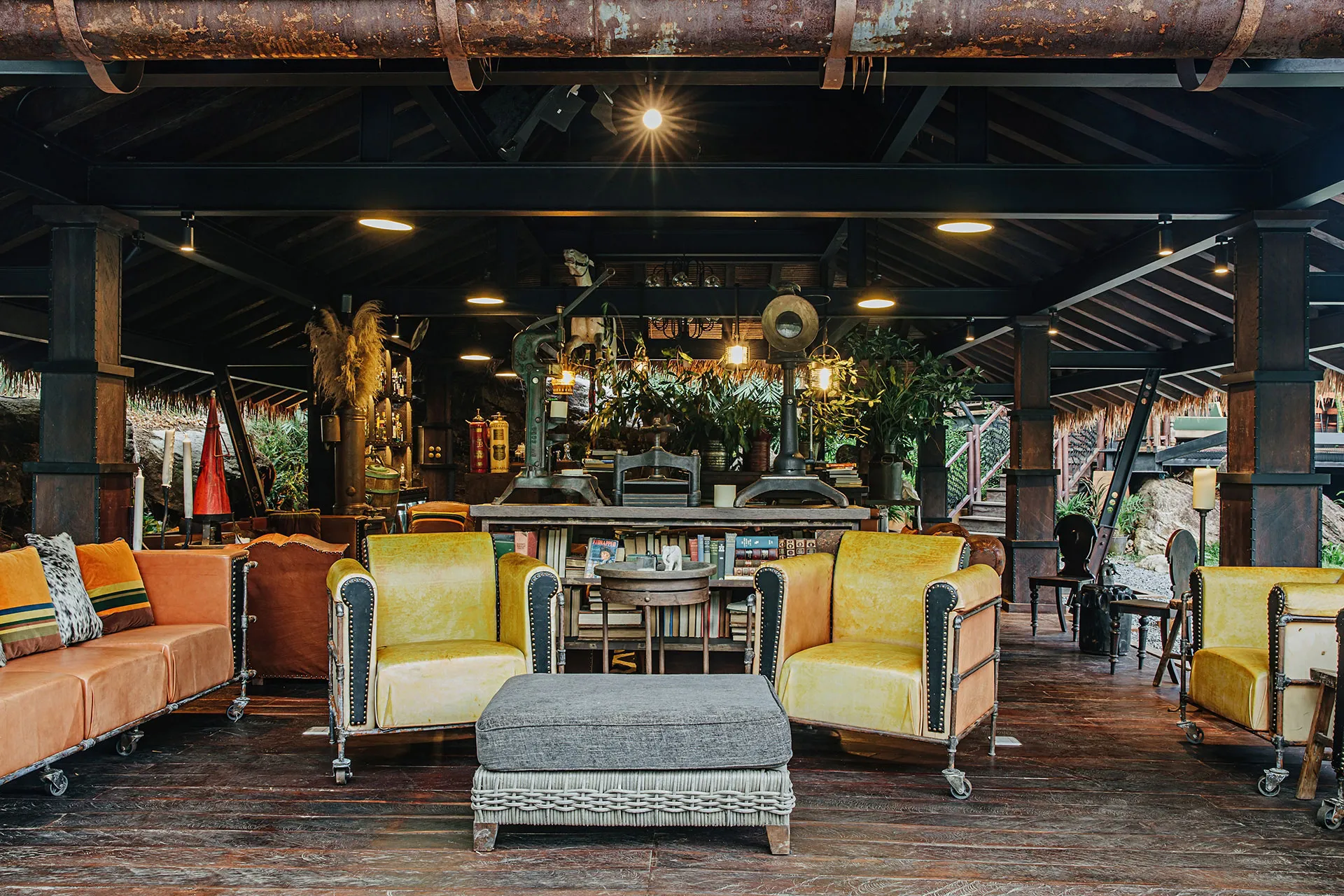 Zwei gelbe Sessel in rustikaler Bar