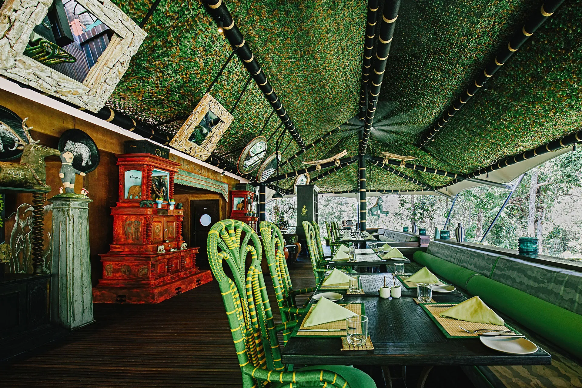 Rustikales Restaurant mit Designermöbeln