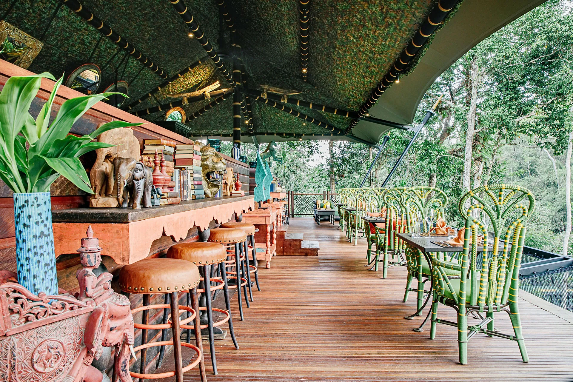 Restaurant Terrasse mit Tischen und langer Bar