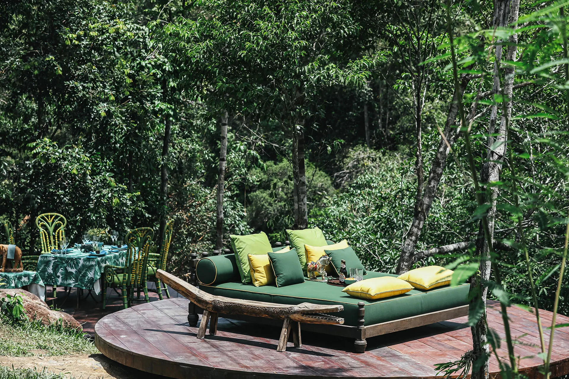 Tagesbett auf Holzplattform im Dschungel