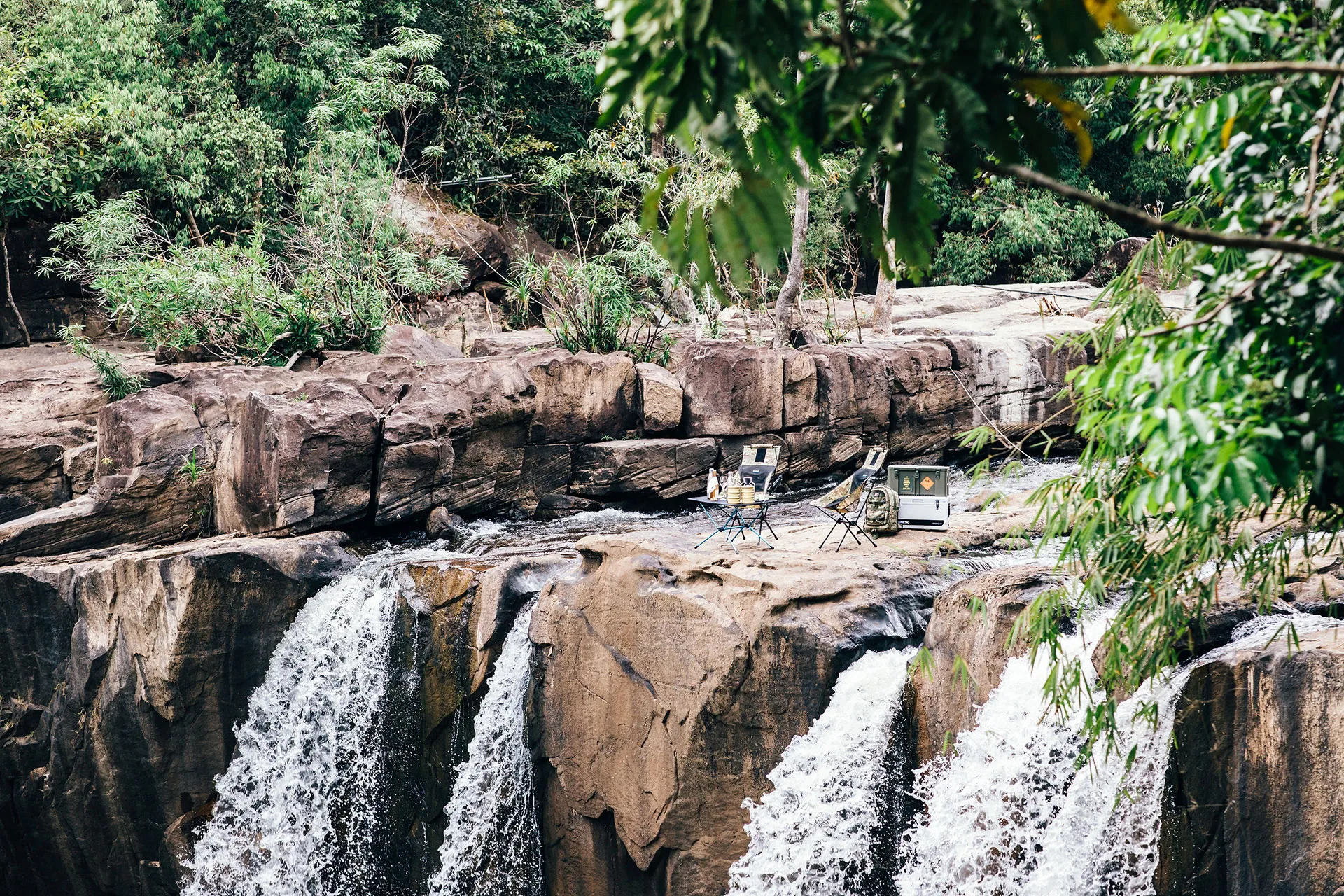 Picknickplatz auf Felsen über Wasserfall