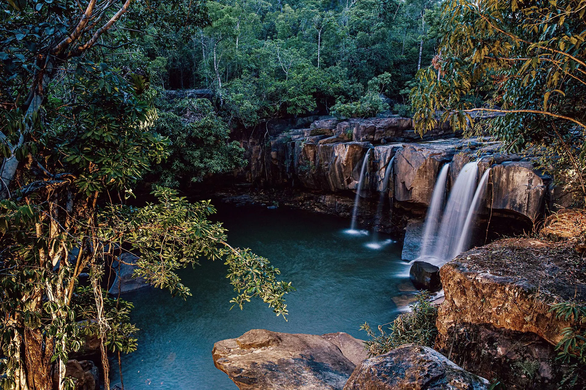 Kleiner Wasserfall in einem Dschungel