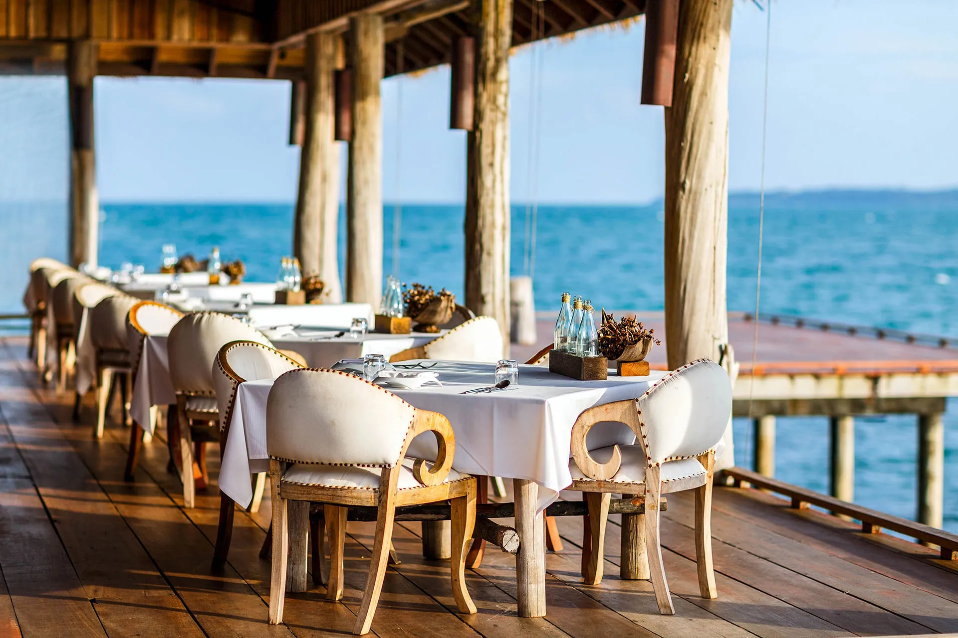 Offenes Restaurant auf Holzdeck über Meer