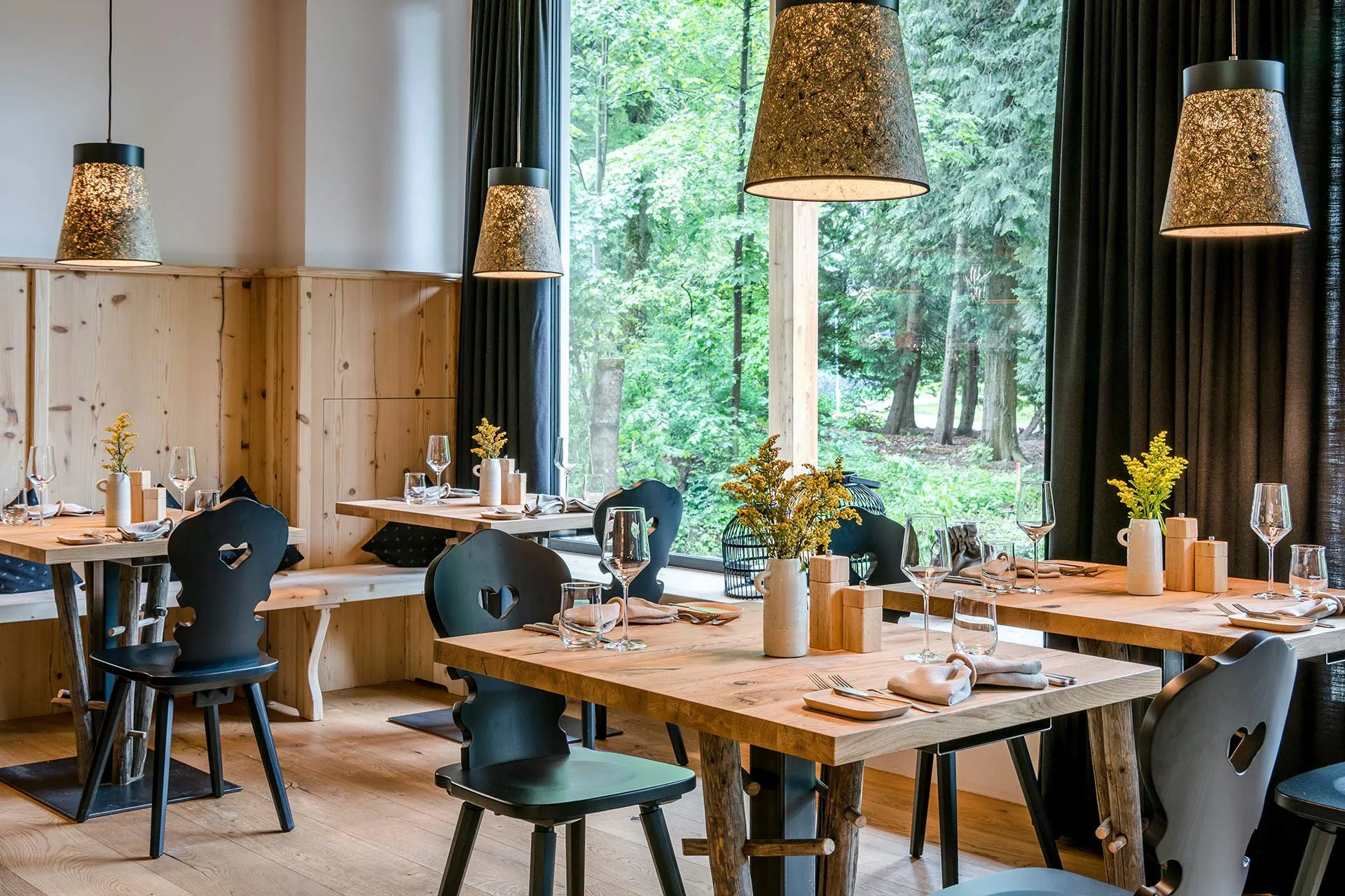 Restaurant mit moderner Einrichtung aus Holz