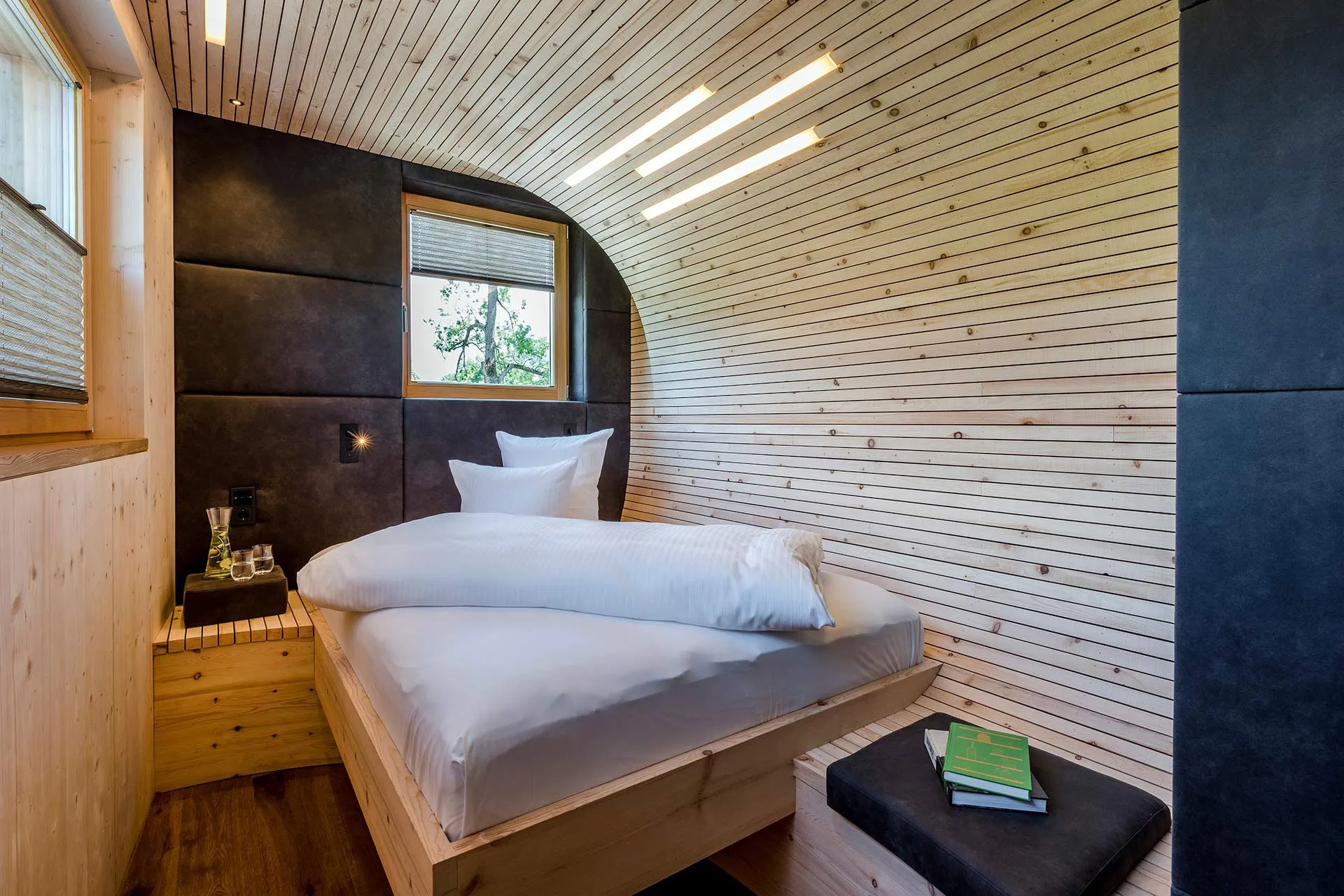 Schlafzimmer mit gewölbter Holzdecke
