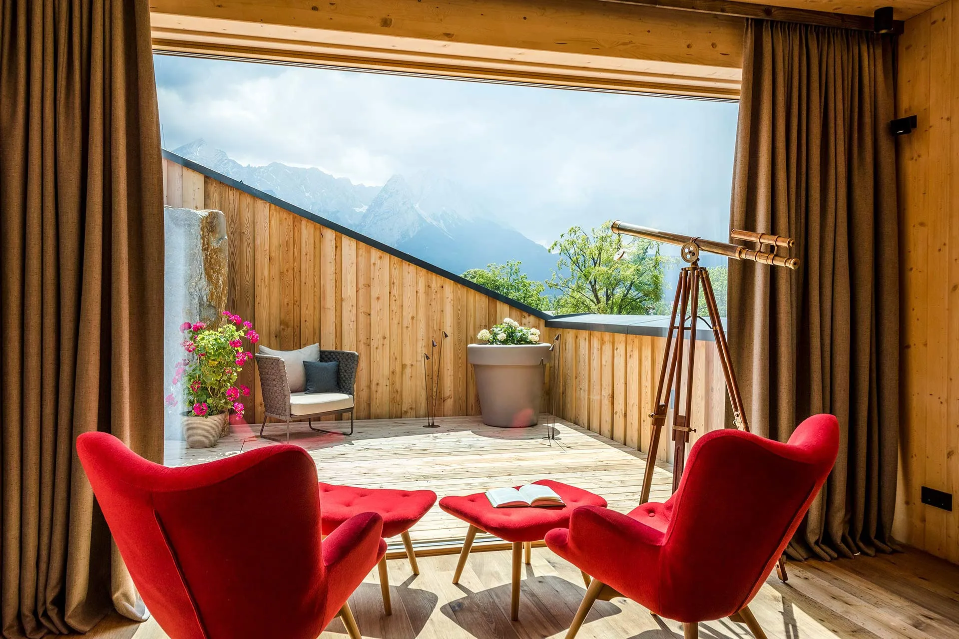 Zwei rote Sessel mit Blick auf Dachterrasse
