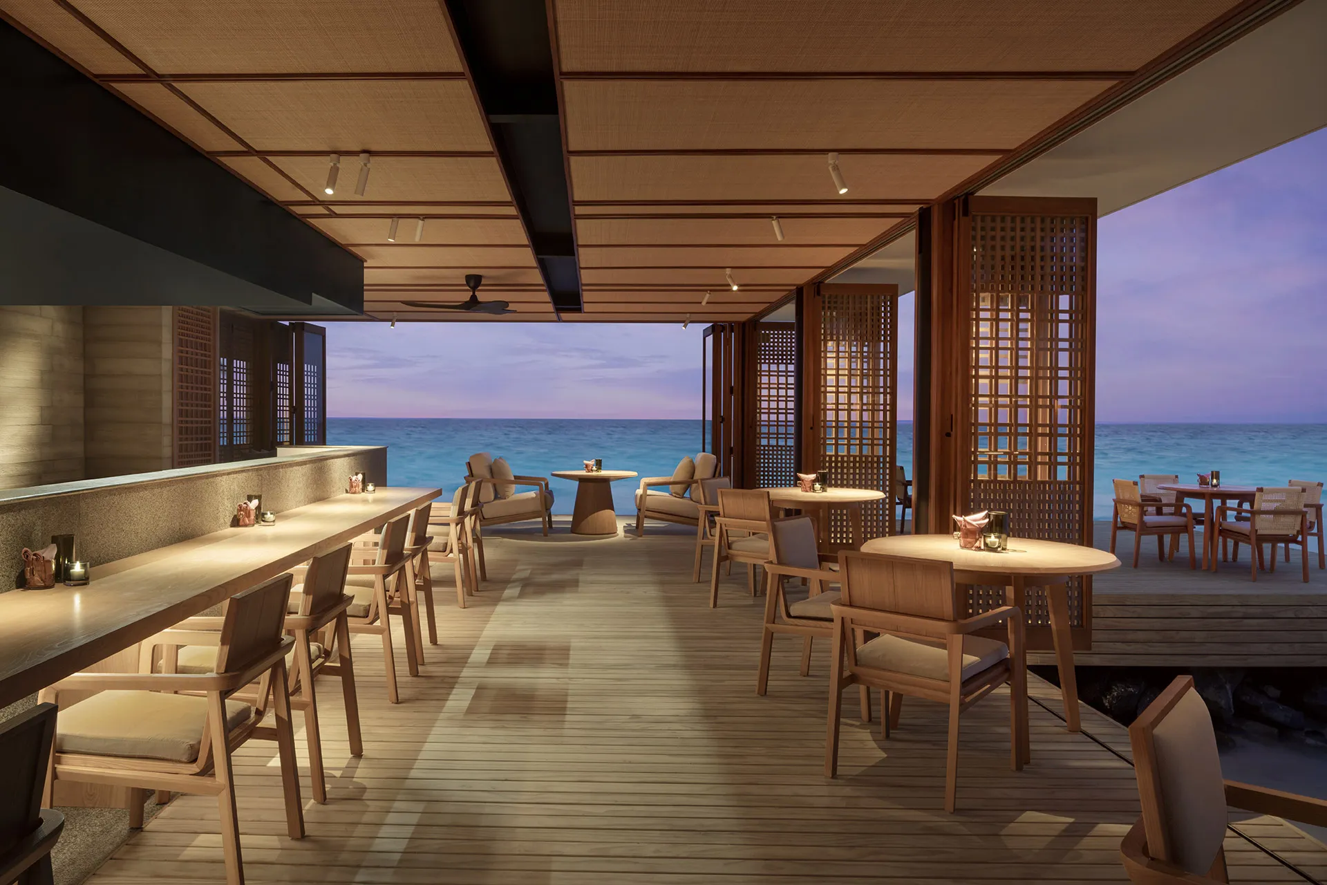 Restaurant mit offenen Wänden am Meer
