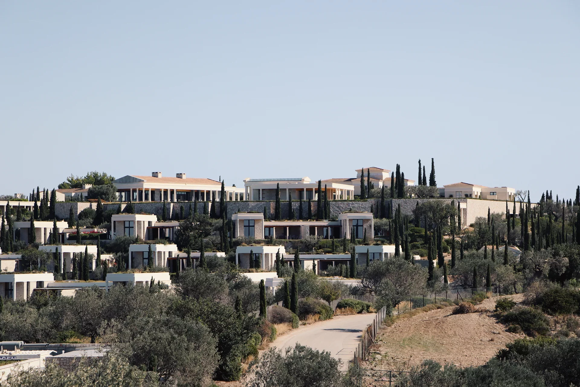 Resort auf kleinem Hügel in Griechenland