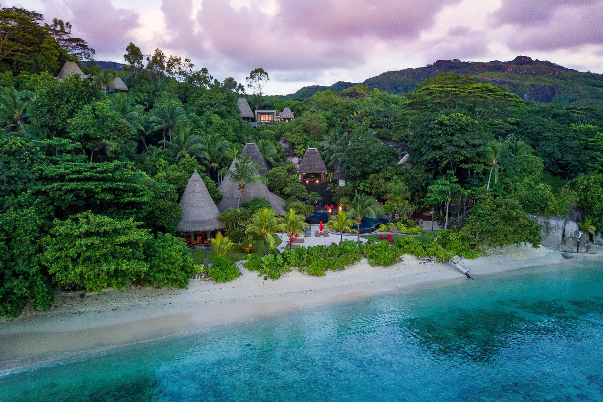 Luftaufnahme einer Villa im Dschungel