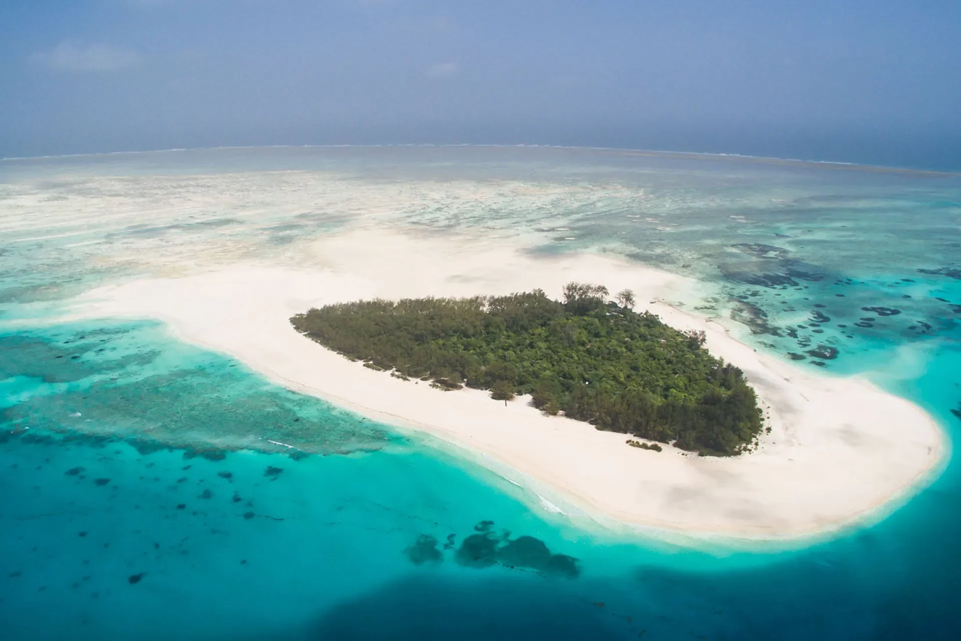 Tropische Insel mit breitem Sandstrand