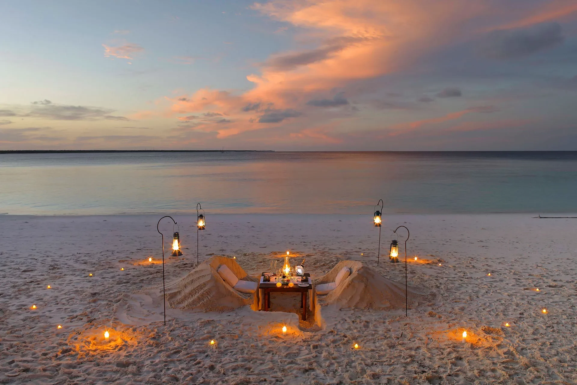Romantisch hergerichteter Esstisch am Strand