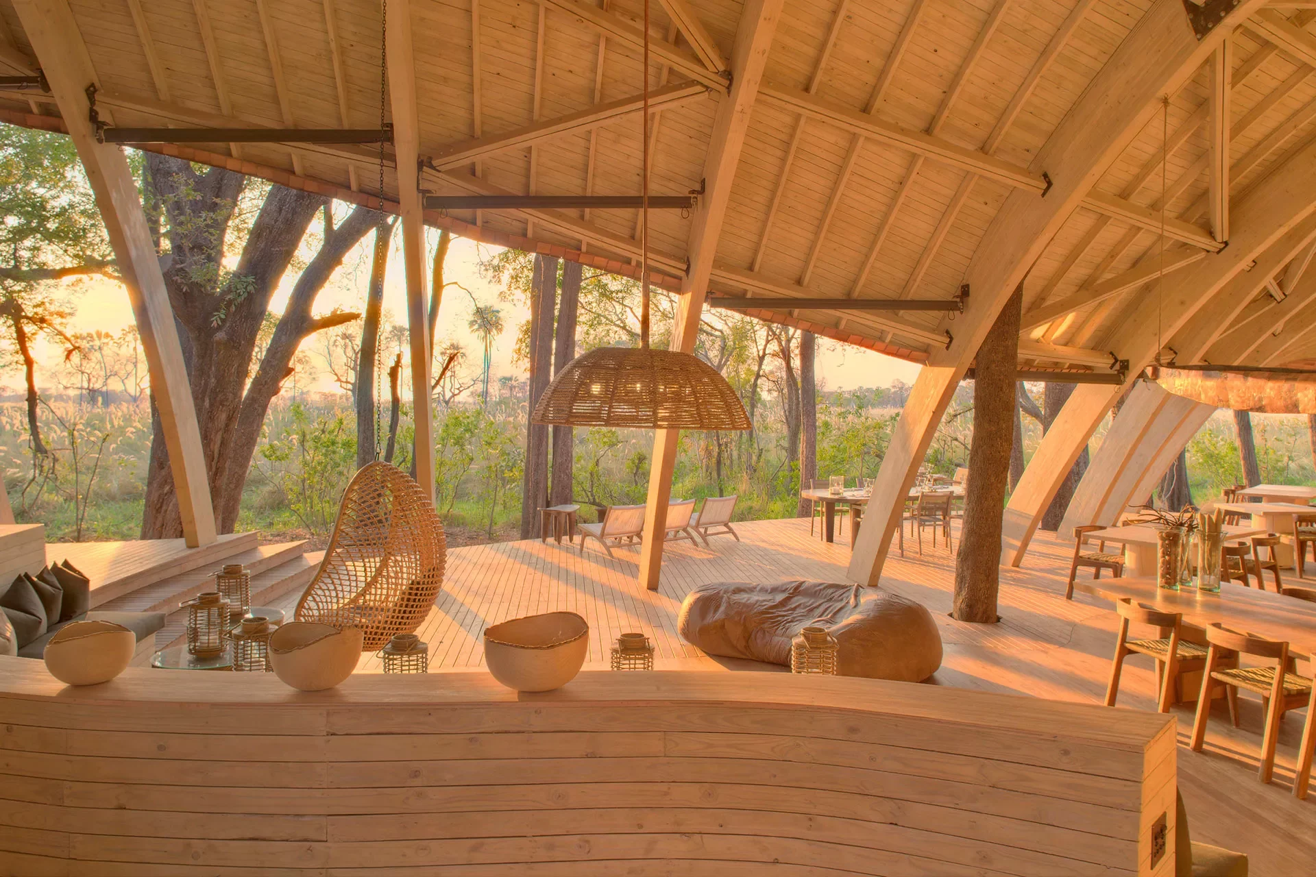 Sonnendurchflutete Lounge aus Holz