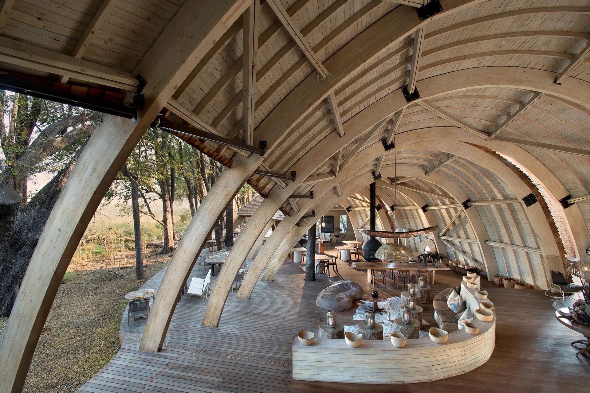Großes Holzgewölbe über einer Terrasse