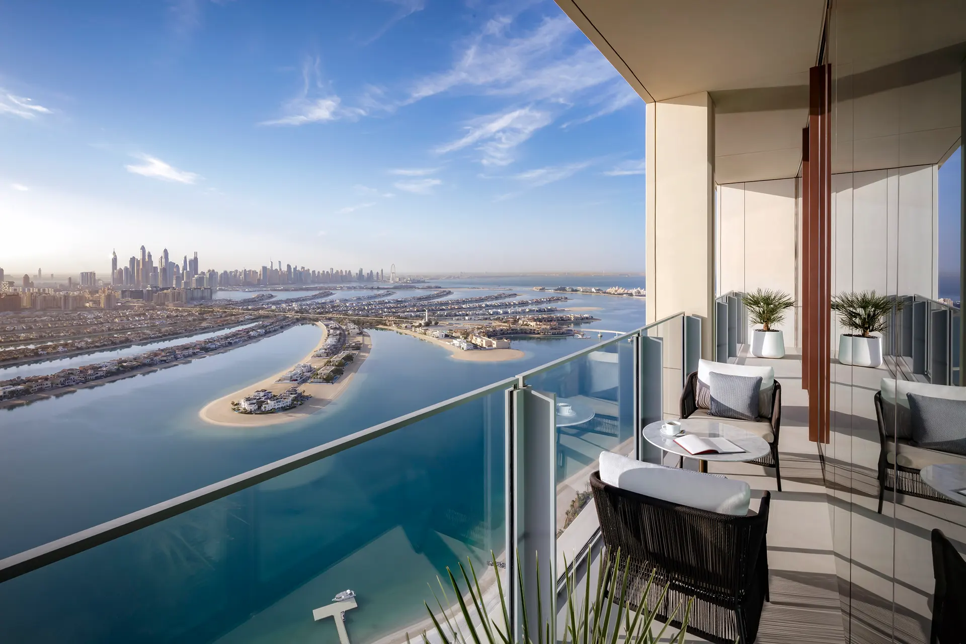 Blick auf die Skyline Dubais von Balkon aus