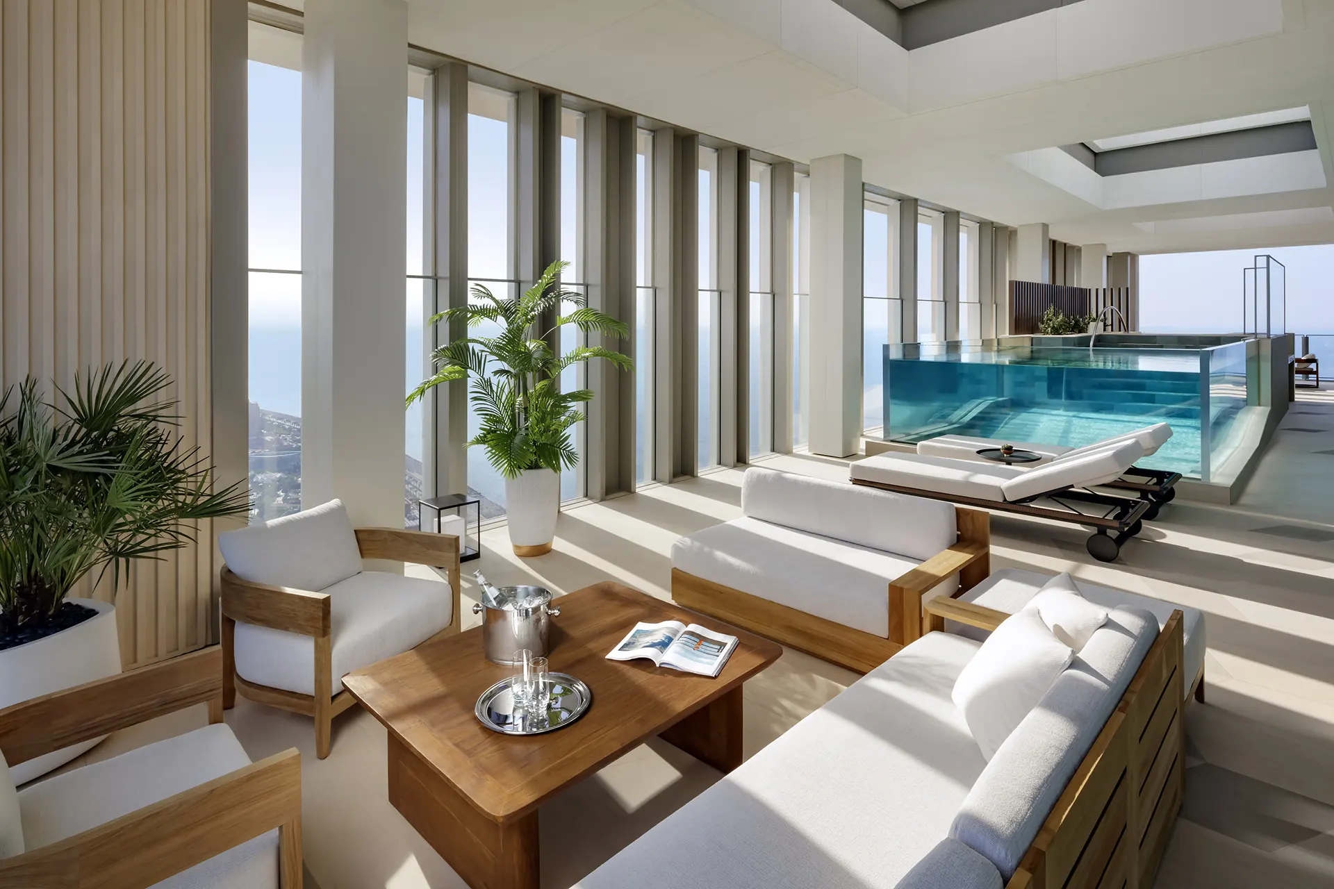 Indoor Lounge mit privatem Pool