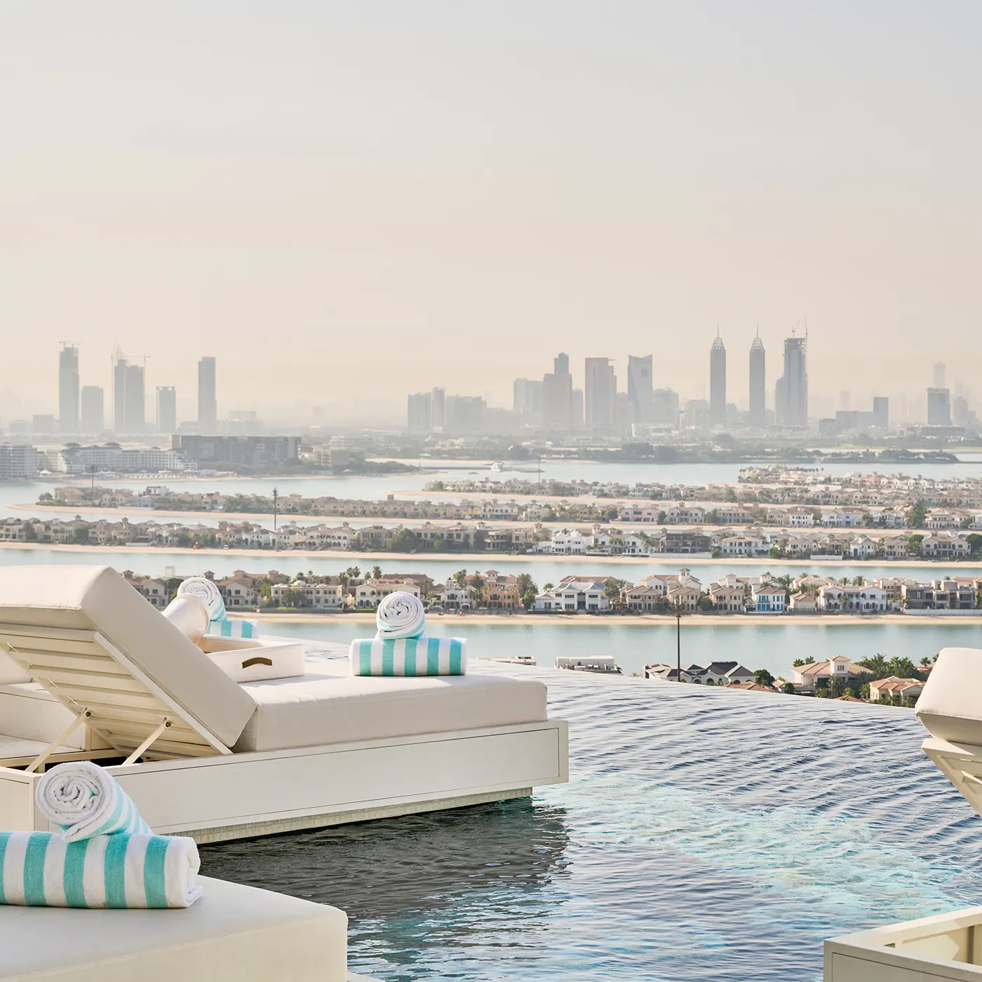 Poolbar mit sensationellem Blick auf Dubai