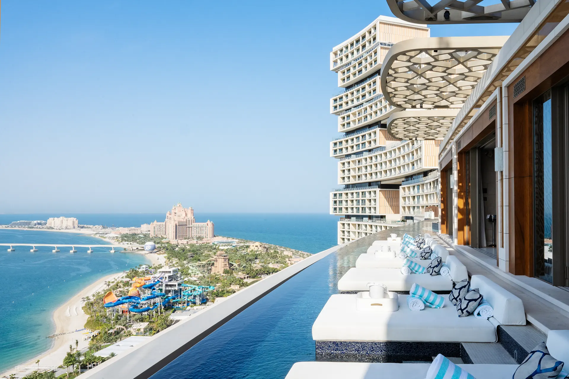 Dachterrasse mit Pool und Aussicht auf Dubai
