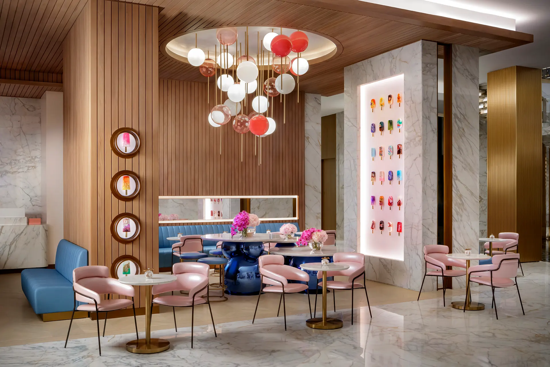 Cafe in modernem Design und pinken Stühlen