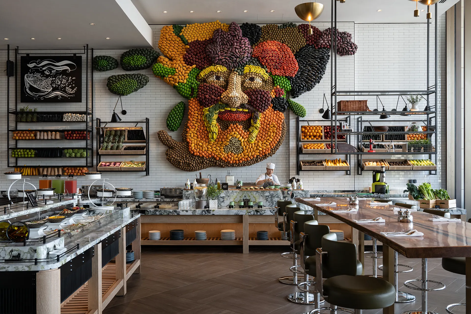 Buffetraum mit aufwändigem Wandbild aus Obst