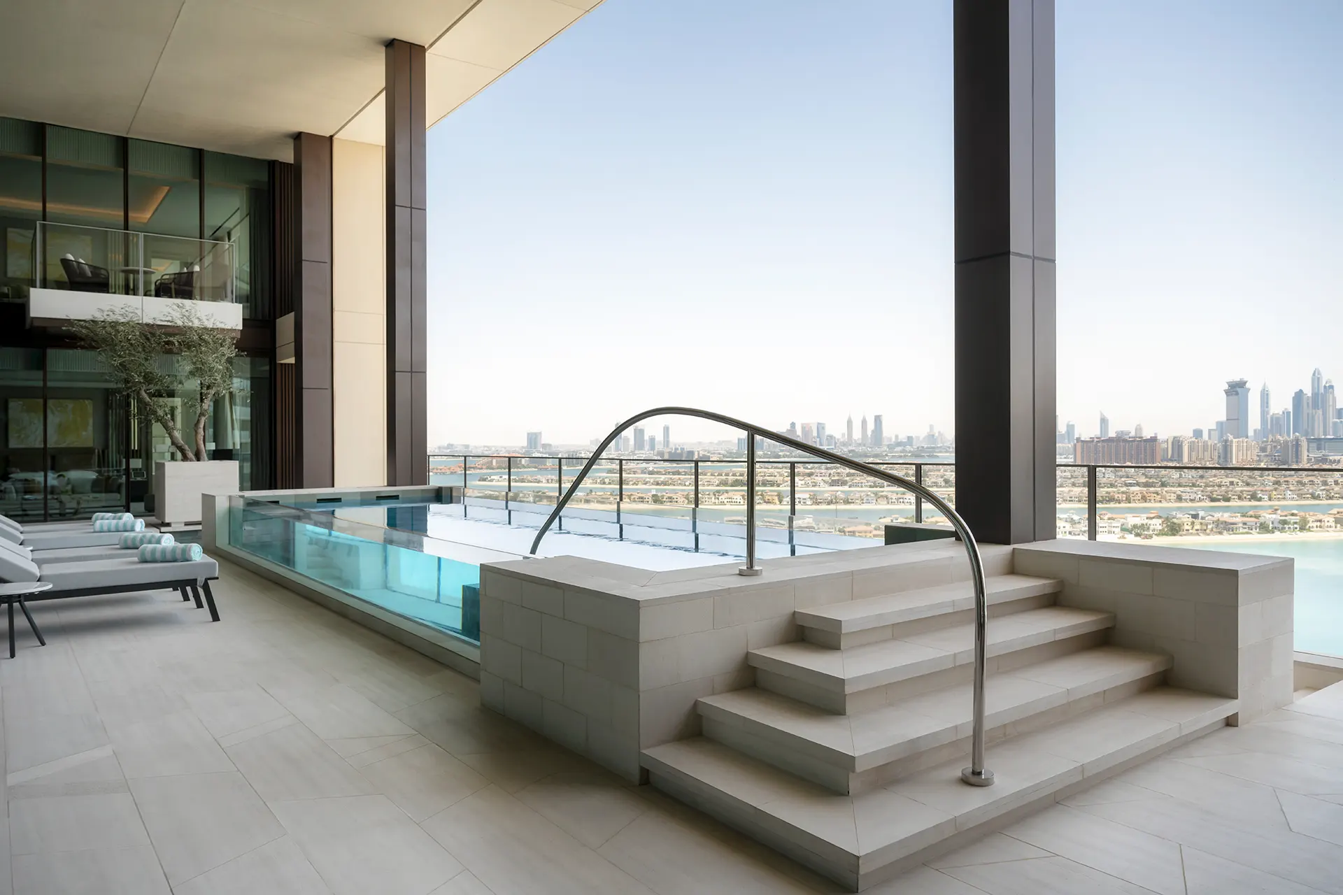 Verglaster langer Pool auf überdachter Terrasse