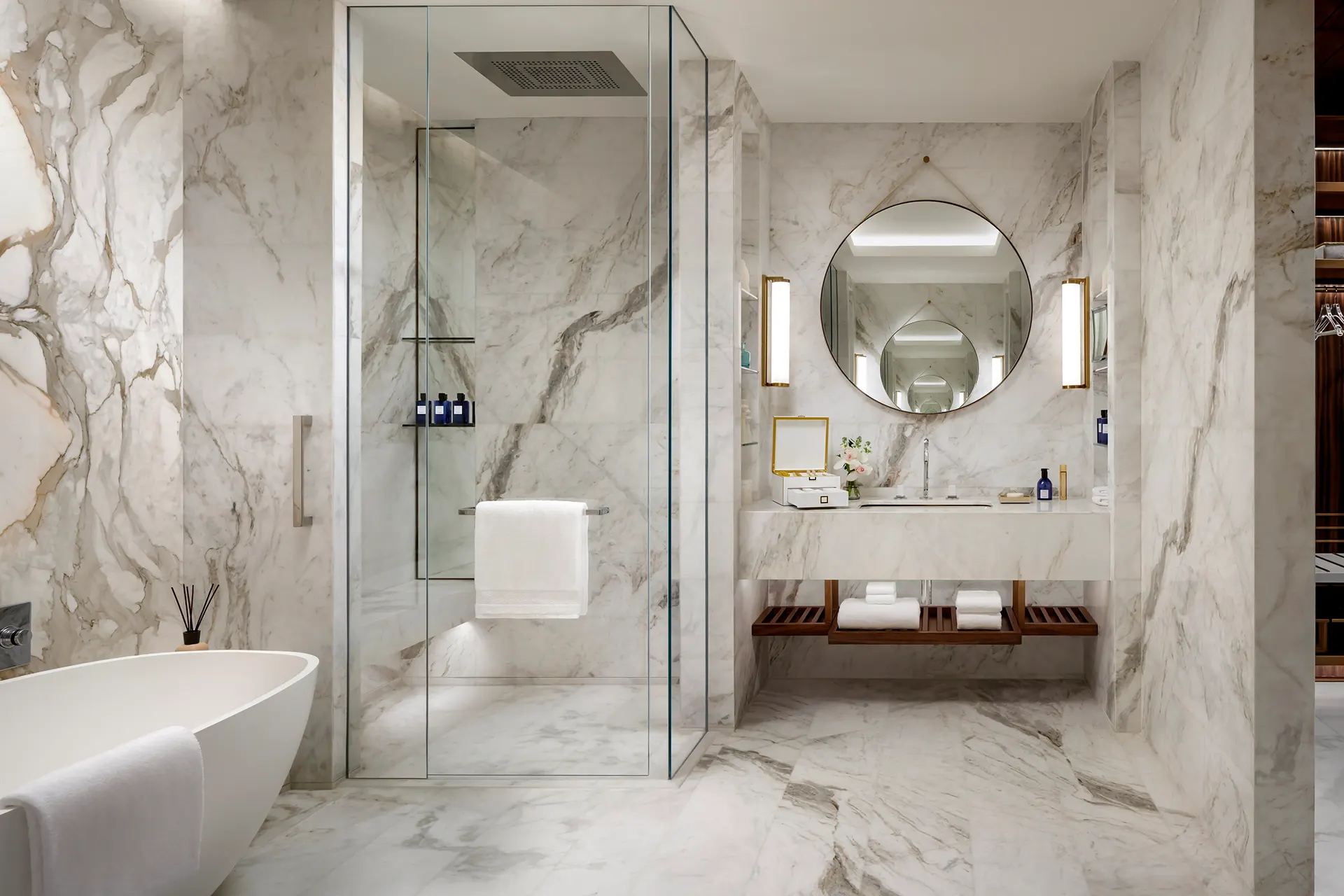 Luxuriöses Badezimmer aus weißem Marmor
