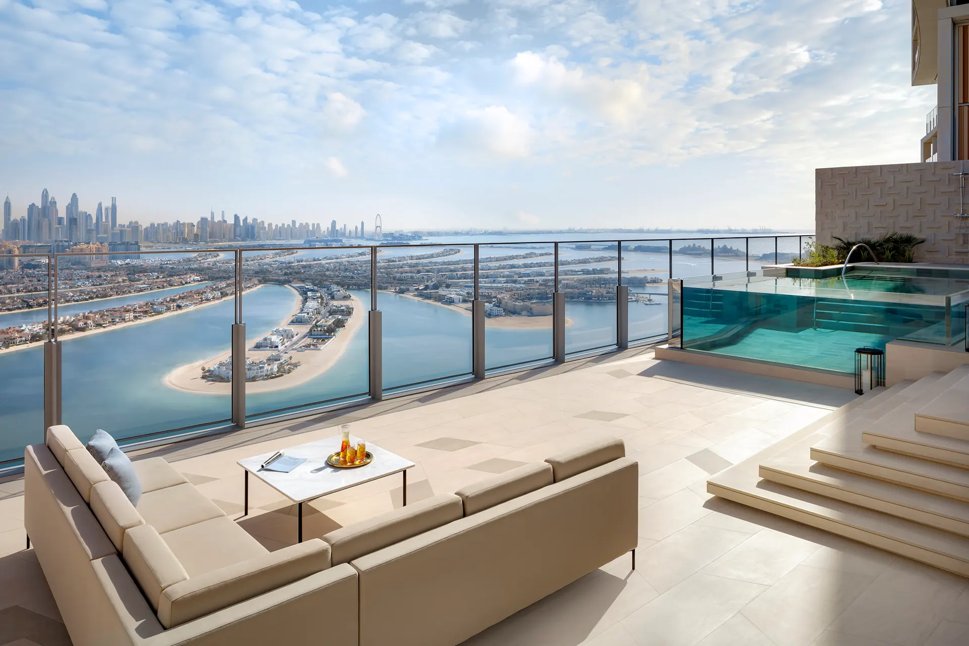 Terrasse einer Suite mit Blick auf Dubai