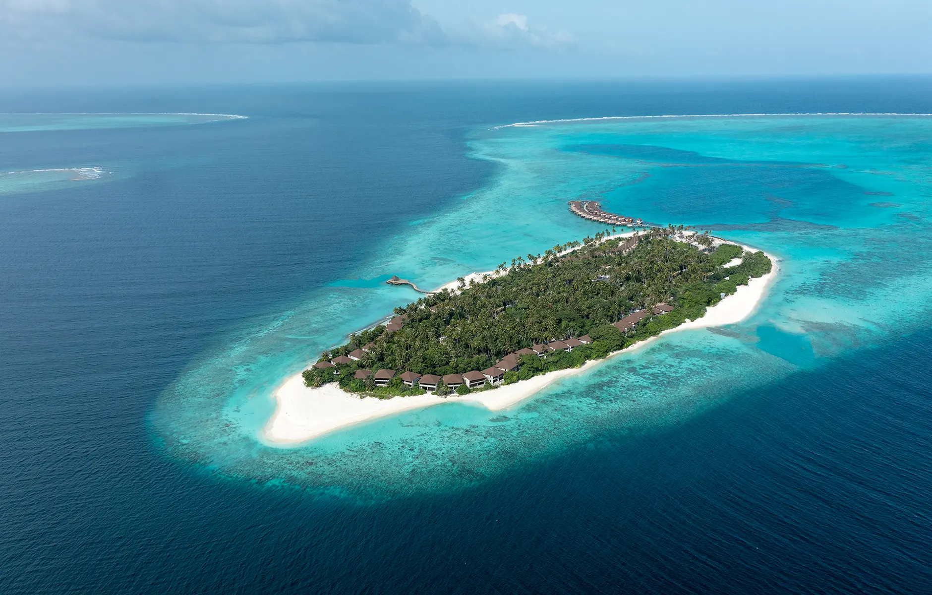 Maledivische Ferieninsel im Ozean