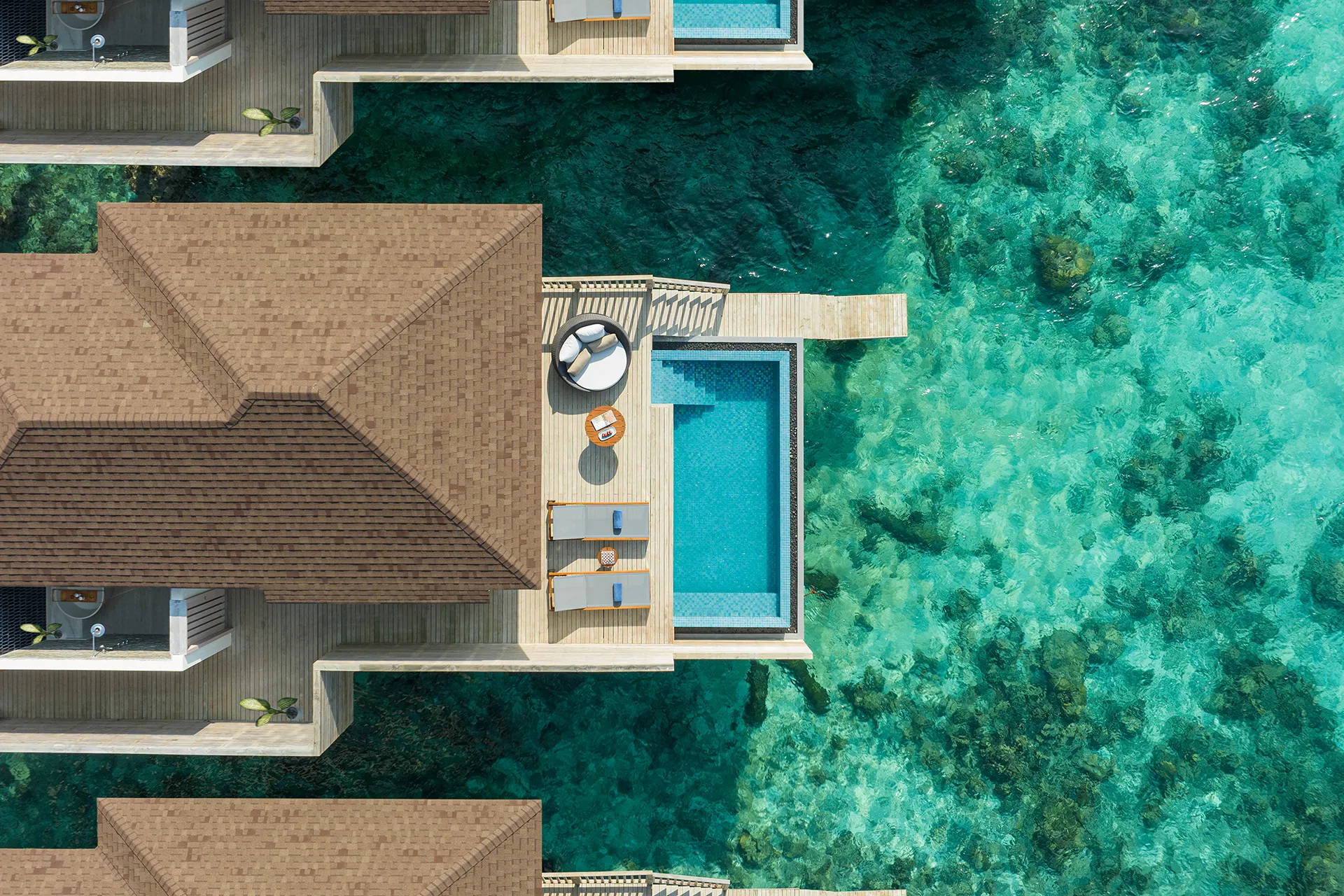 Luftaufnahme einer Wasservilla mit Pool