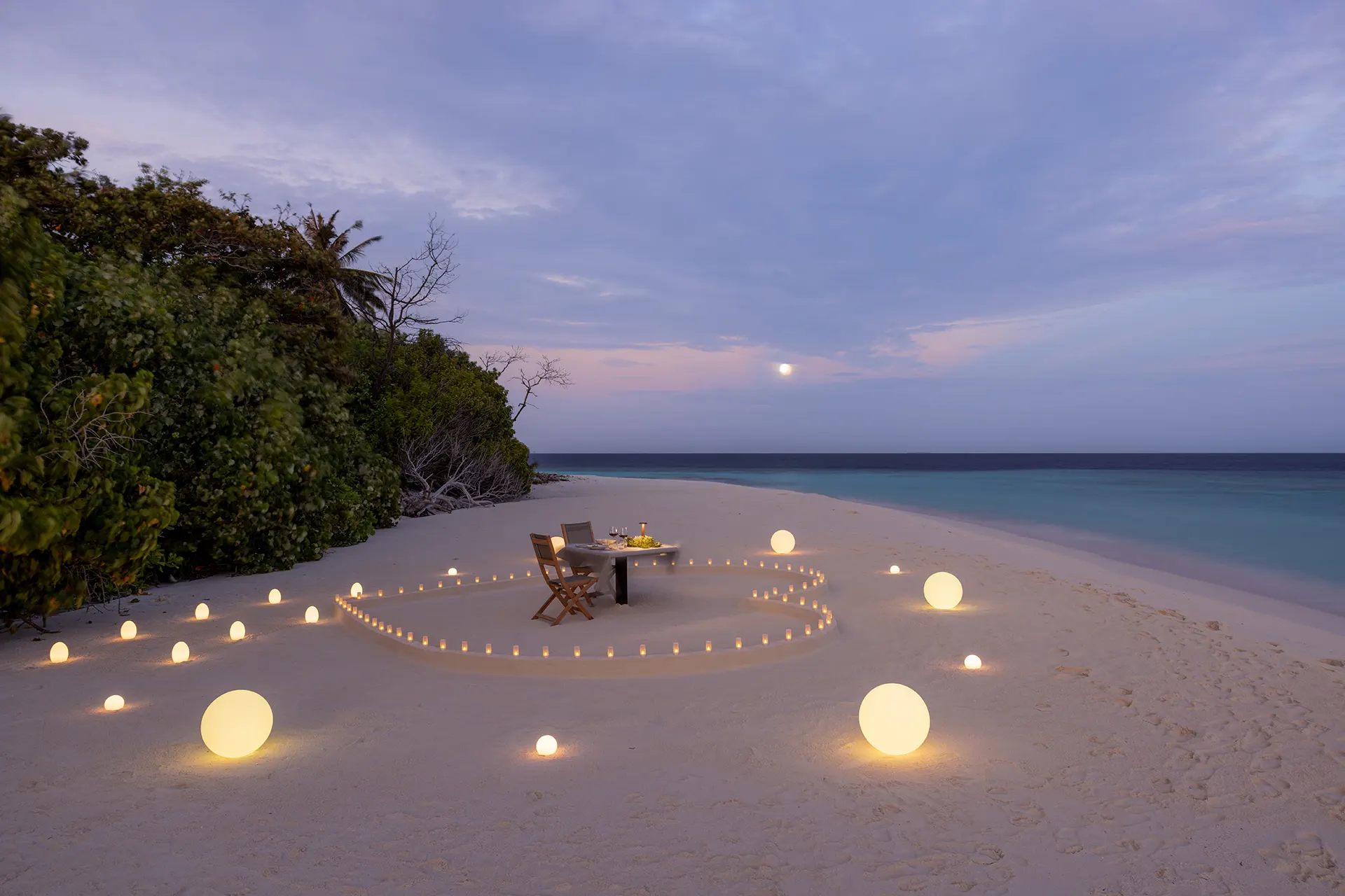 Romantisch gedeckter Esstisch am Strand